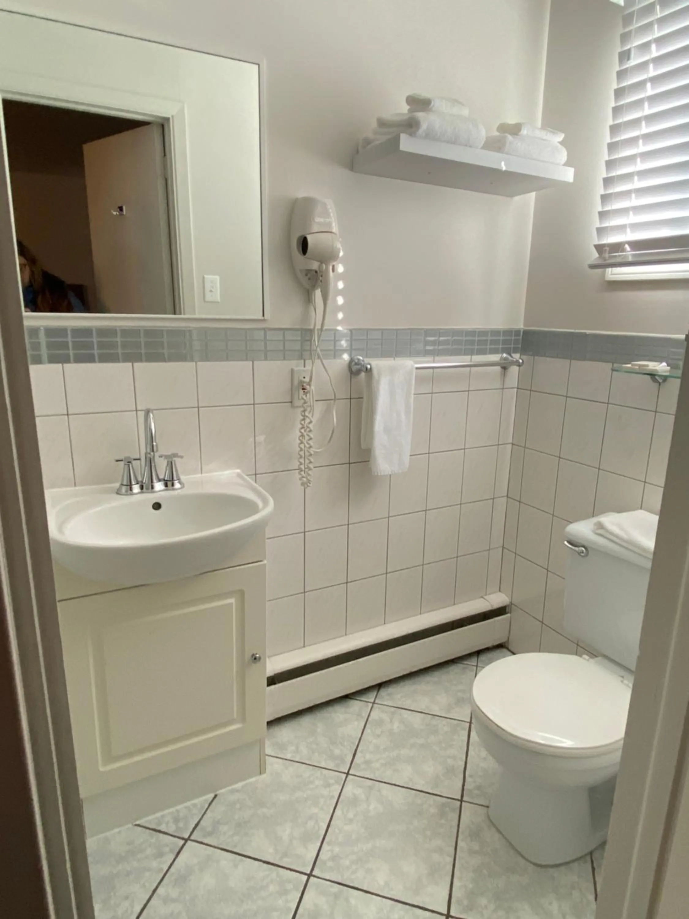 Shower in Motel Centre-Ville