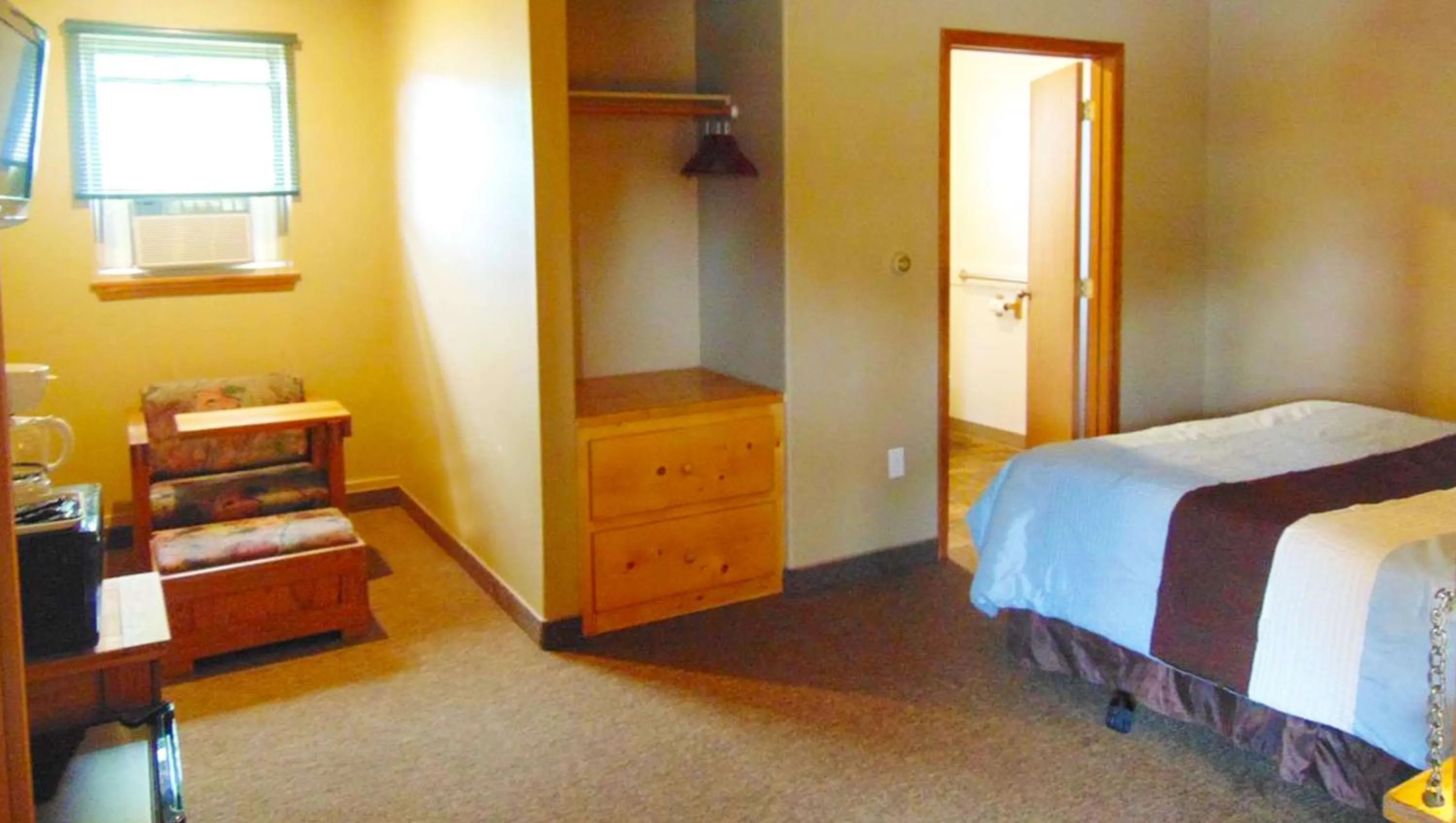 Photo of the whole room, Bed in Dodge Peak Lodge