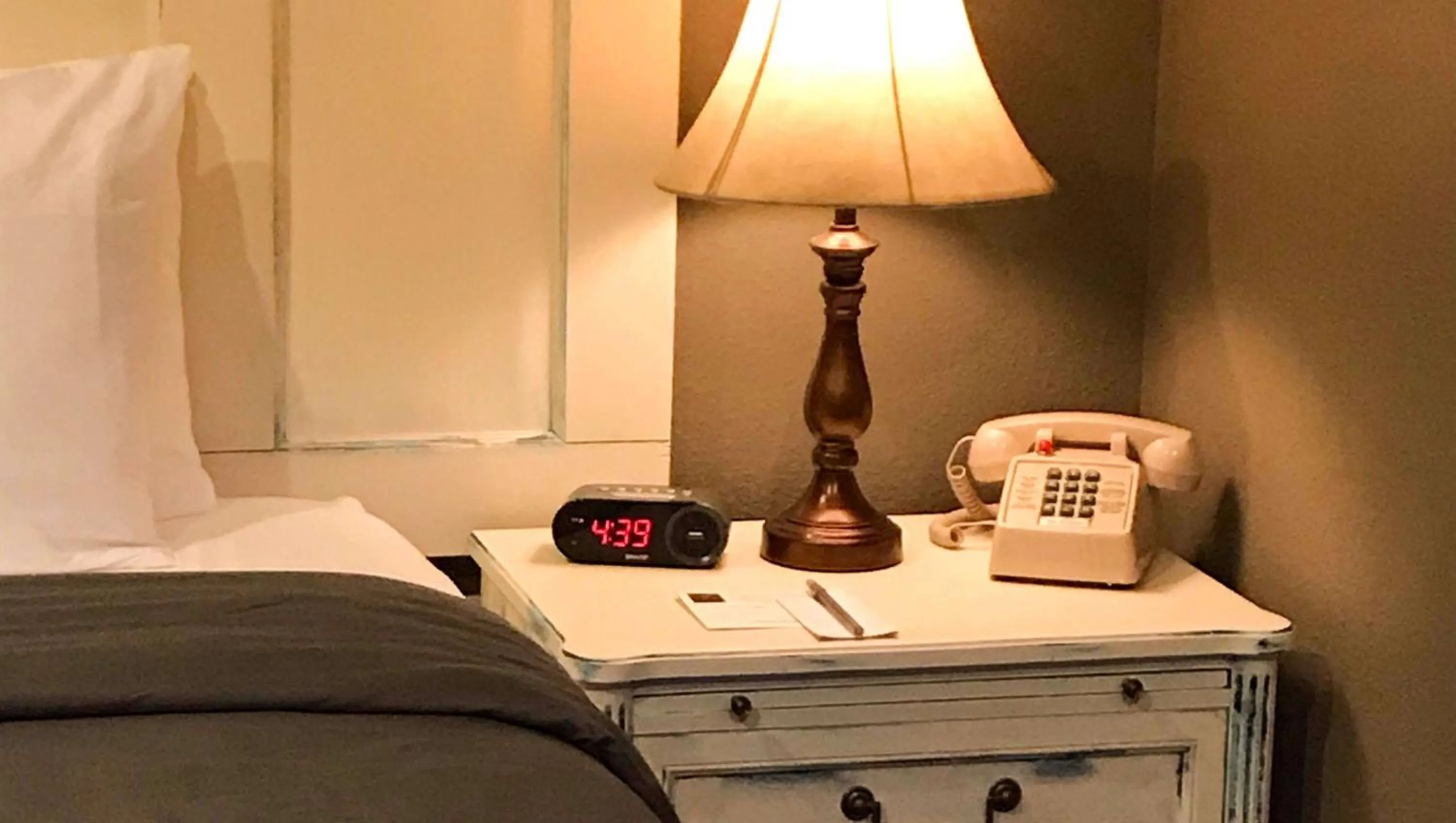 Photo of the whole room, Bed in Dodge Peak Lodge