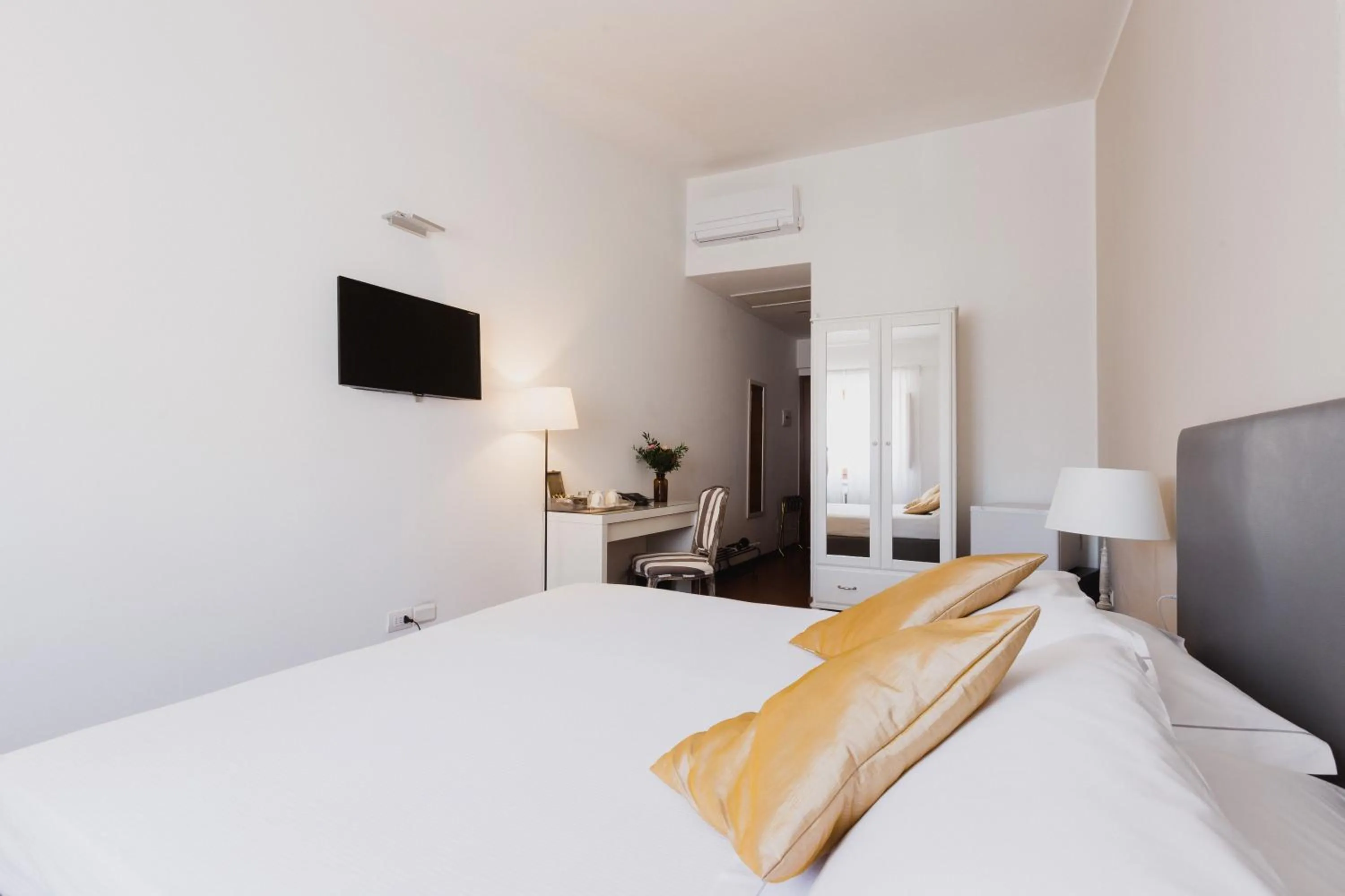 Photo of the whole room, Bed in The Artists' Palace Florence