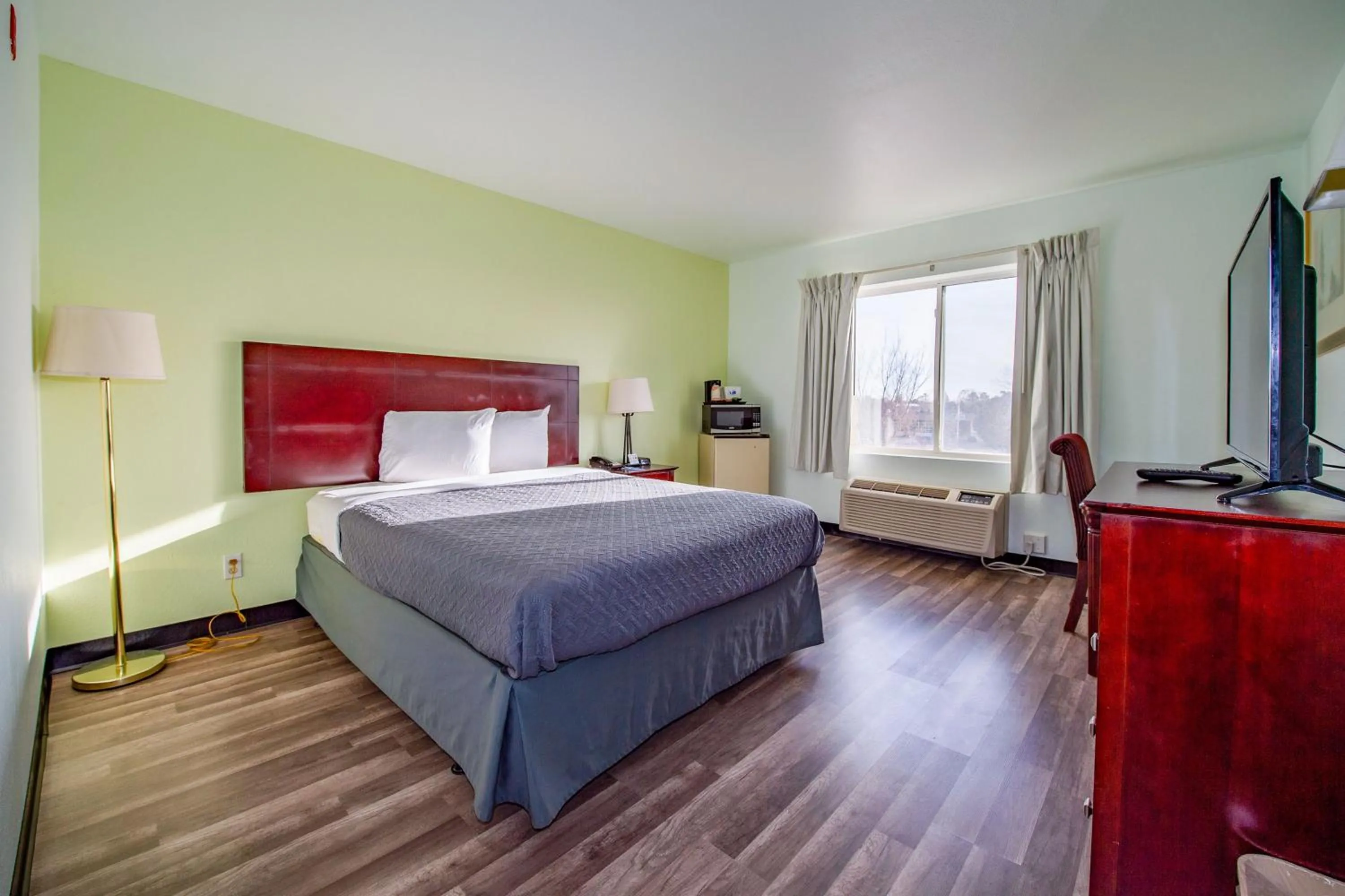 Bed in Rodeway Inn Central Colorado Springs