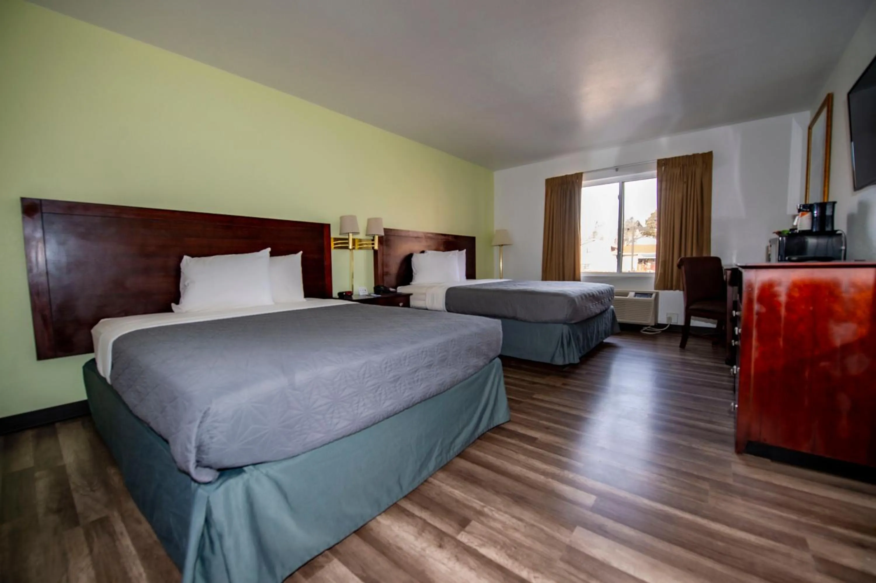 Bed in Rodeway Inn Central Colorado Springs