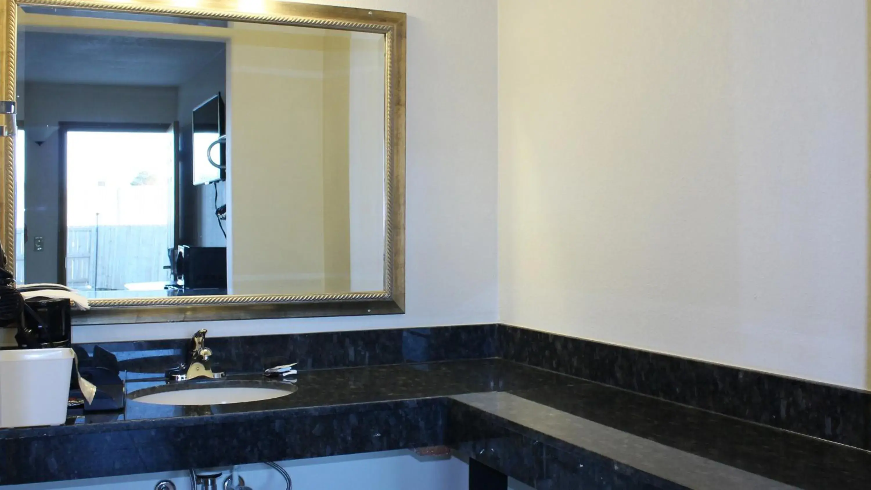 King Room in Royal Inn & Suites King Room in Royal Inn & Suites