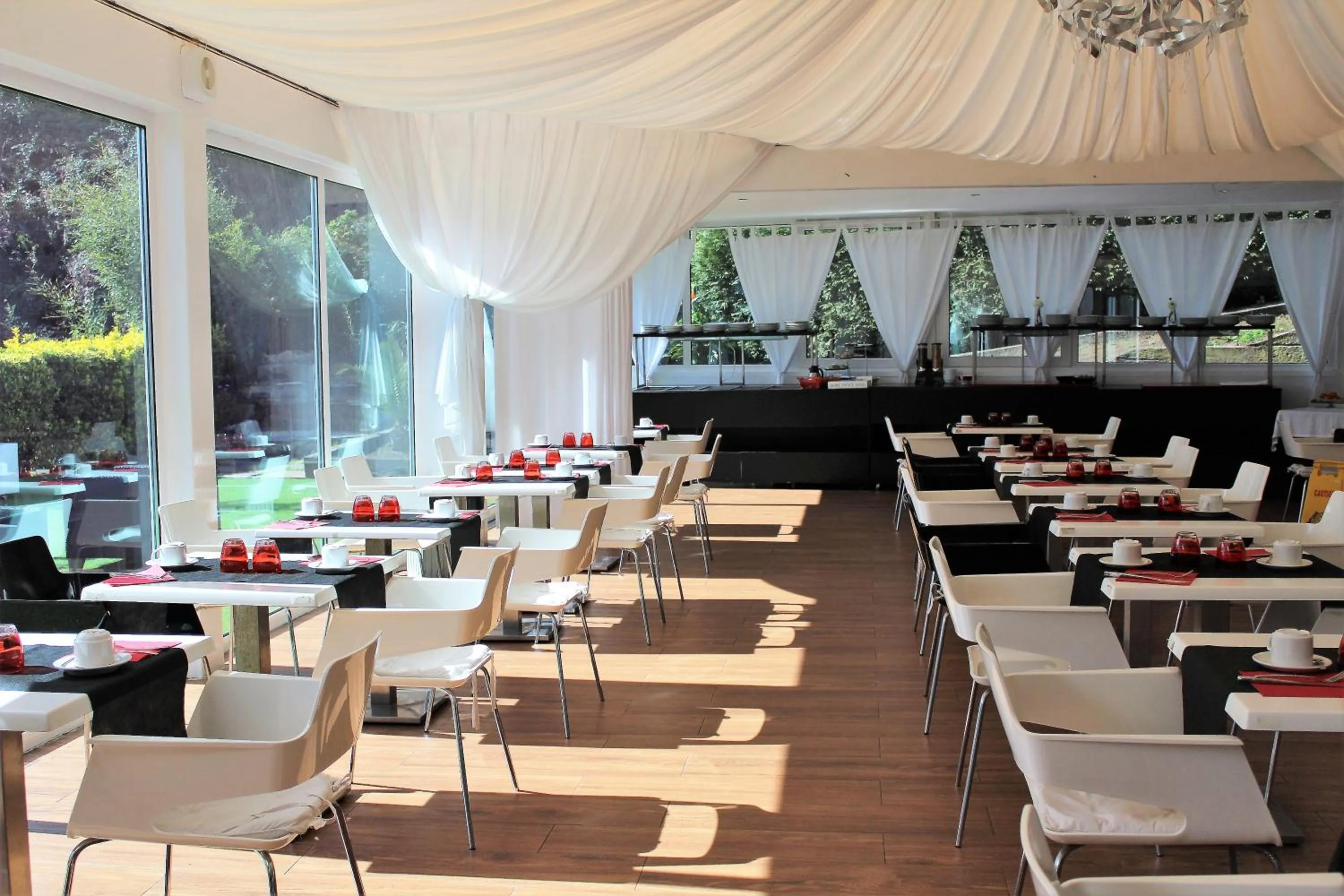 Dining area in Hotel Playa Ribera