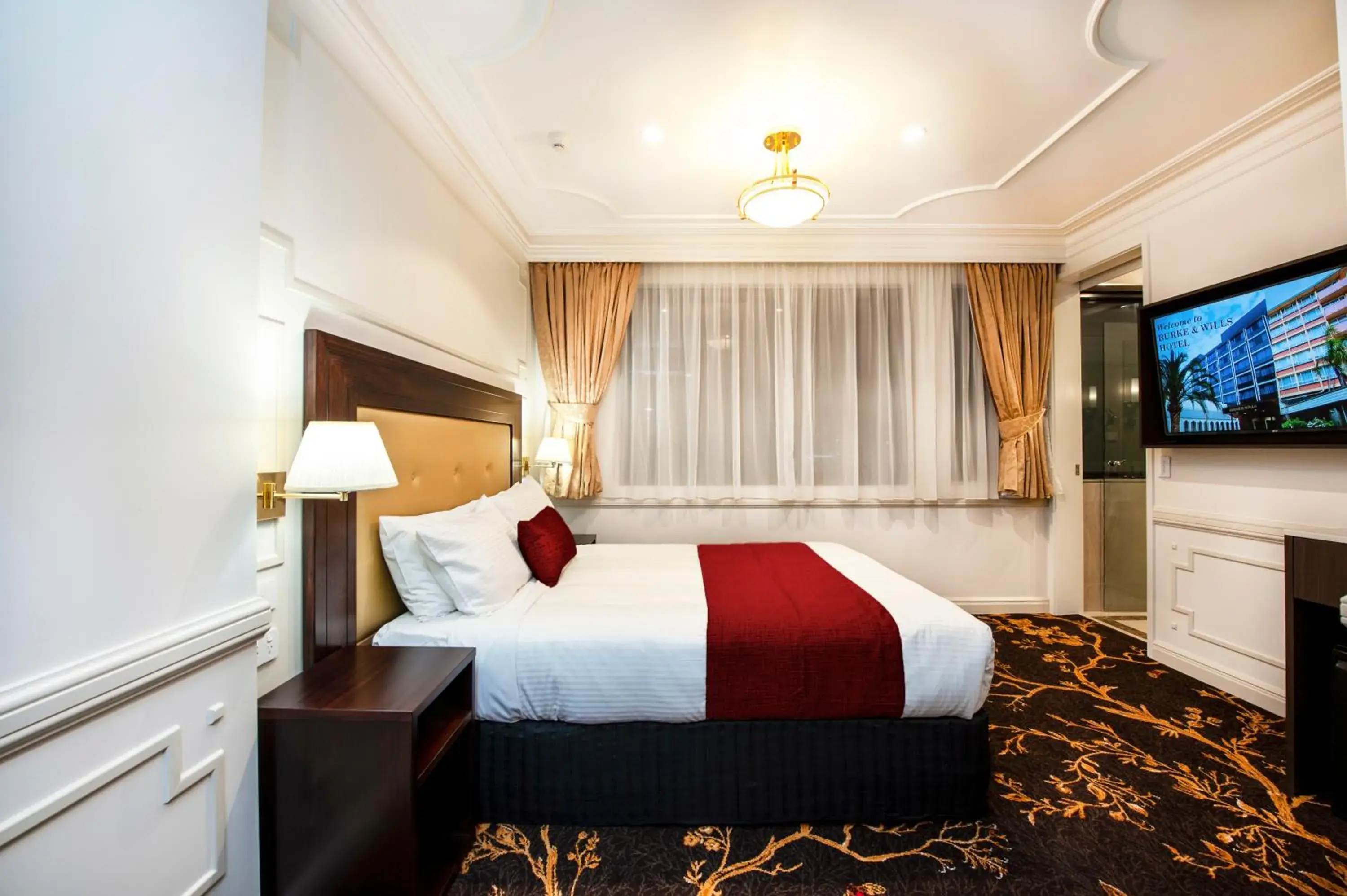 Luxury Queen Suite with Spa Bath in Burke and Wills Hotel Toowoomba Luxury Queen Suite with Spa Bath in Burke and Wills Hotel Toowoomba