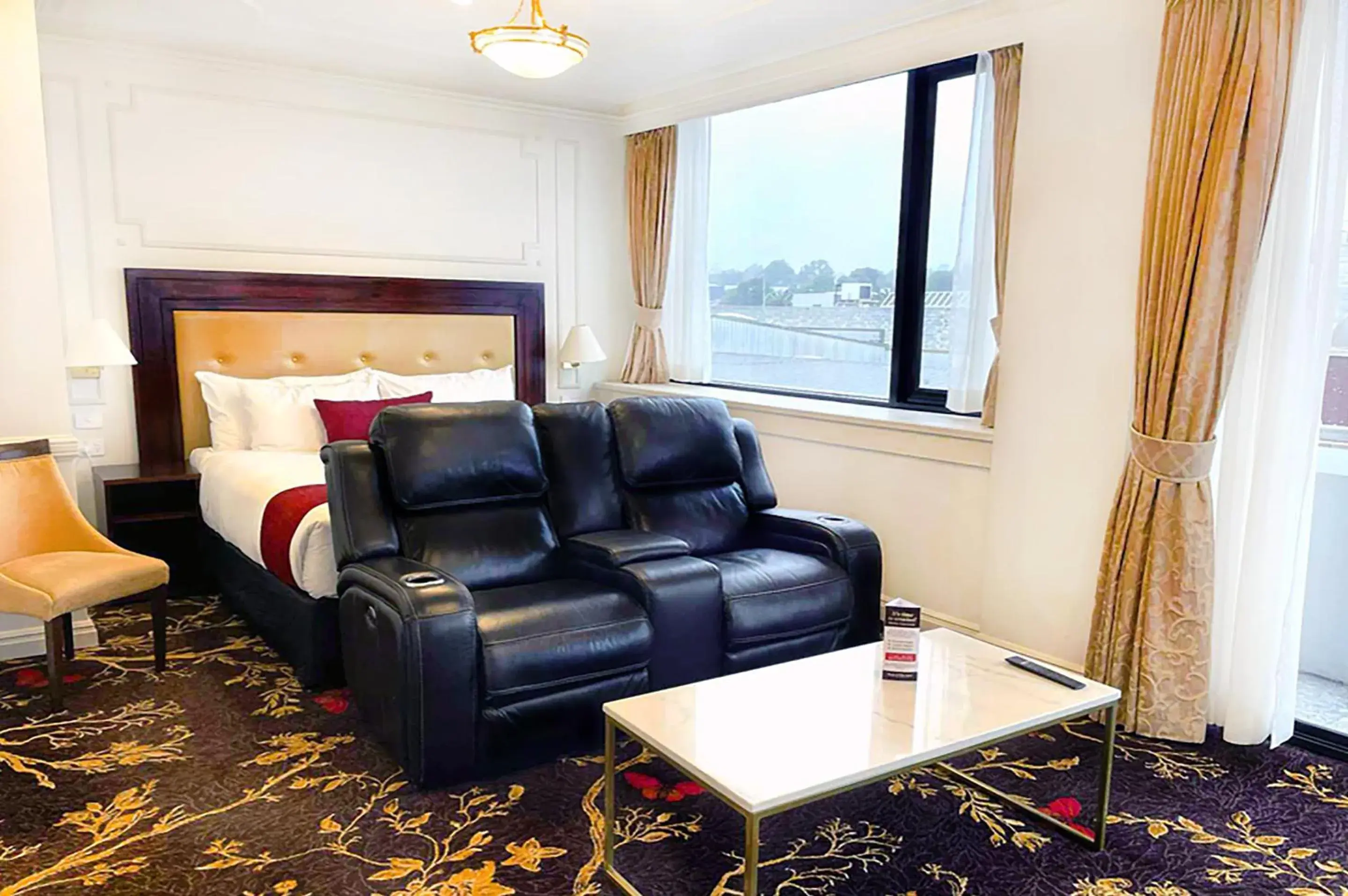 Luxury King Suite with Spa Bath and Balcony in Burke and Wills Hotel Toowoomba Luxury King Suite with Spa Bath and Balcony in Burke and Wills Hotel Toowoomba