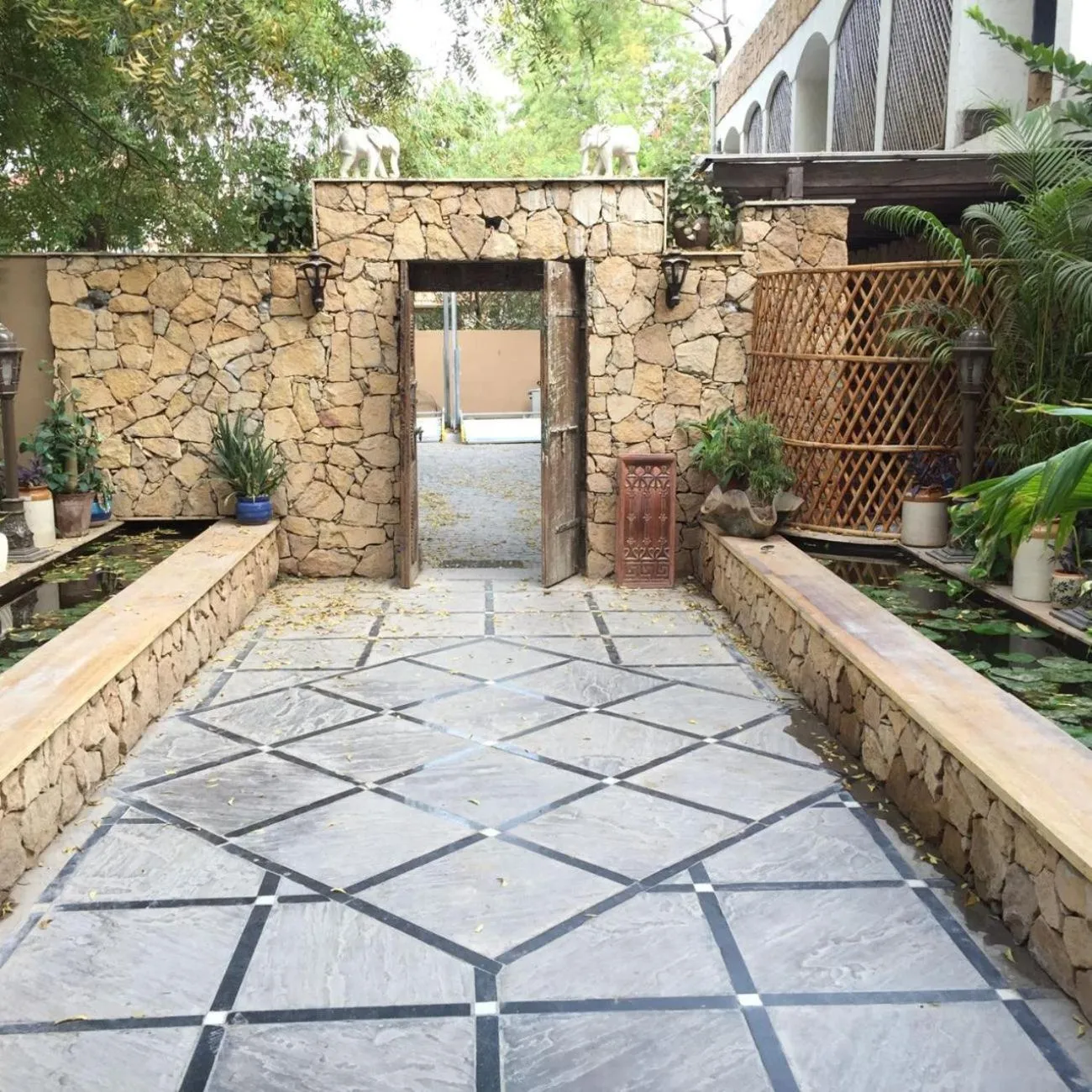 Facade/entrance in WelcomHeritage Mani Mansion