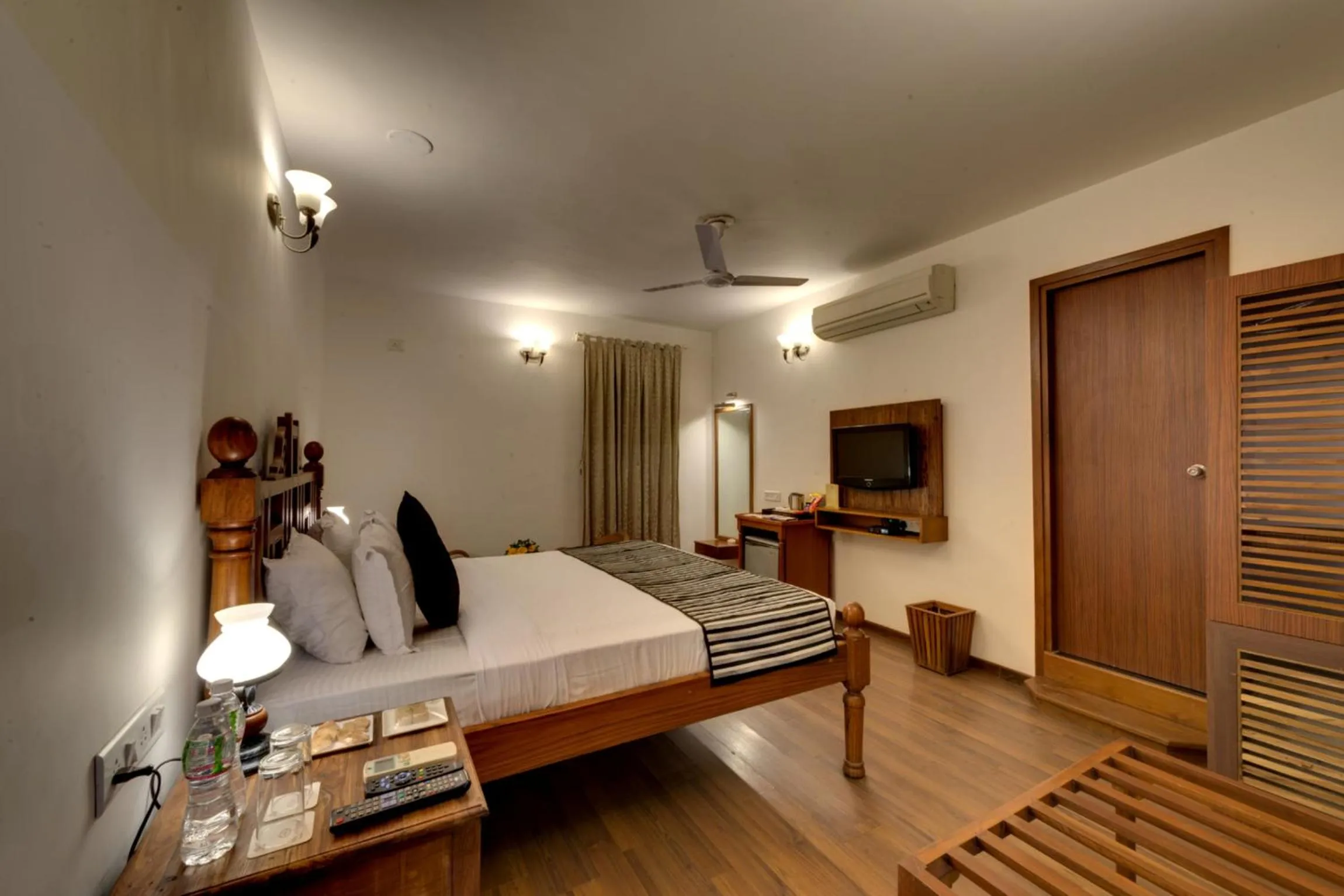 Bed in WelcomHeritage Mani Mansion