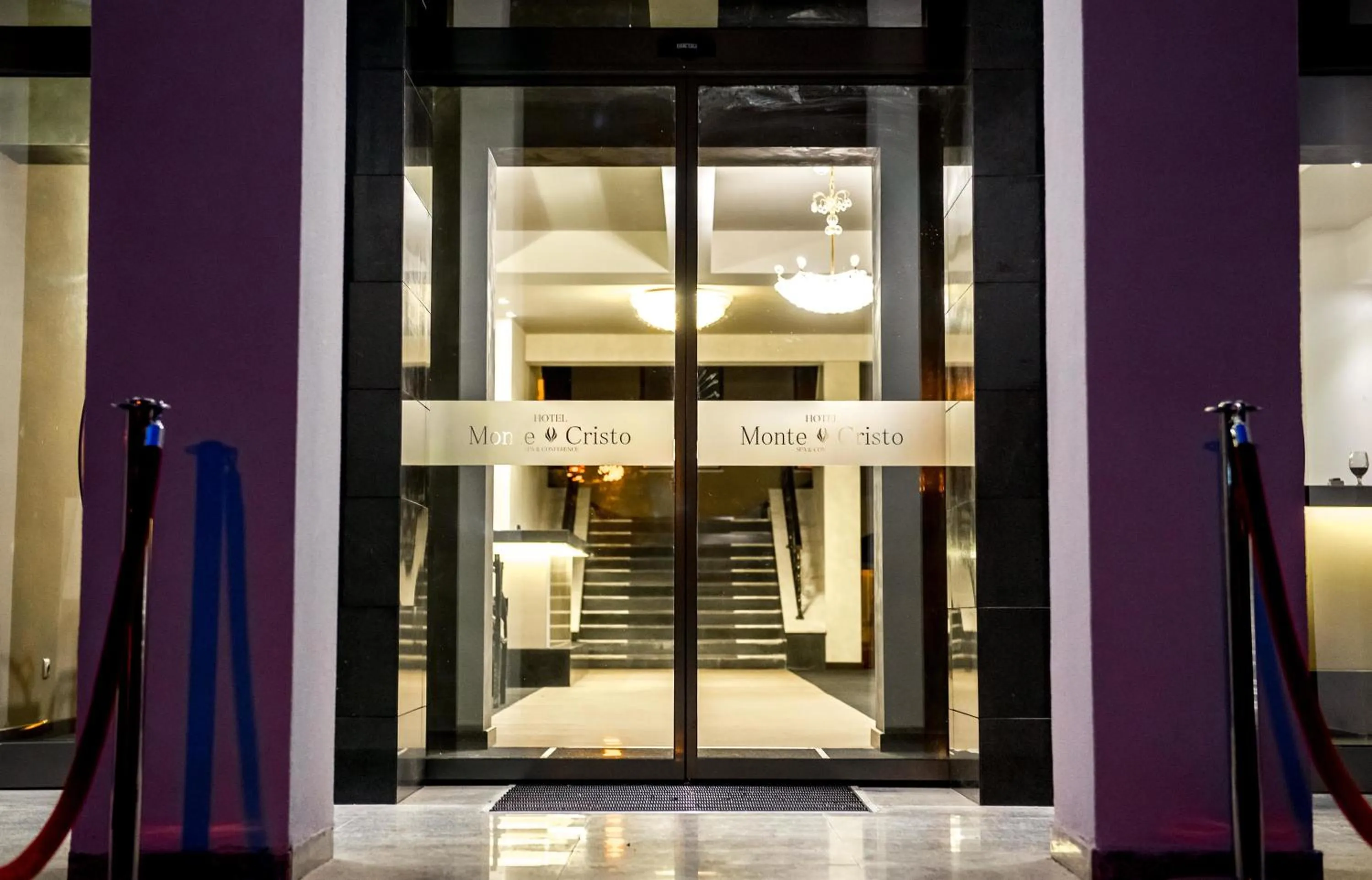 Facade/entrance in Hotel Monte Cristo