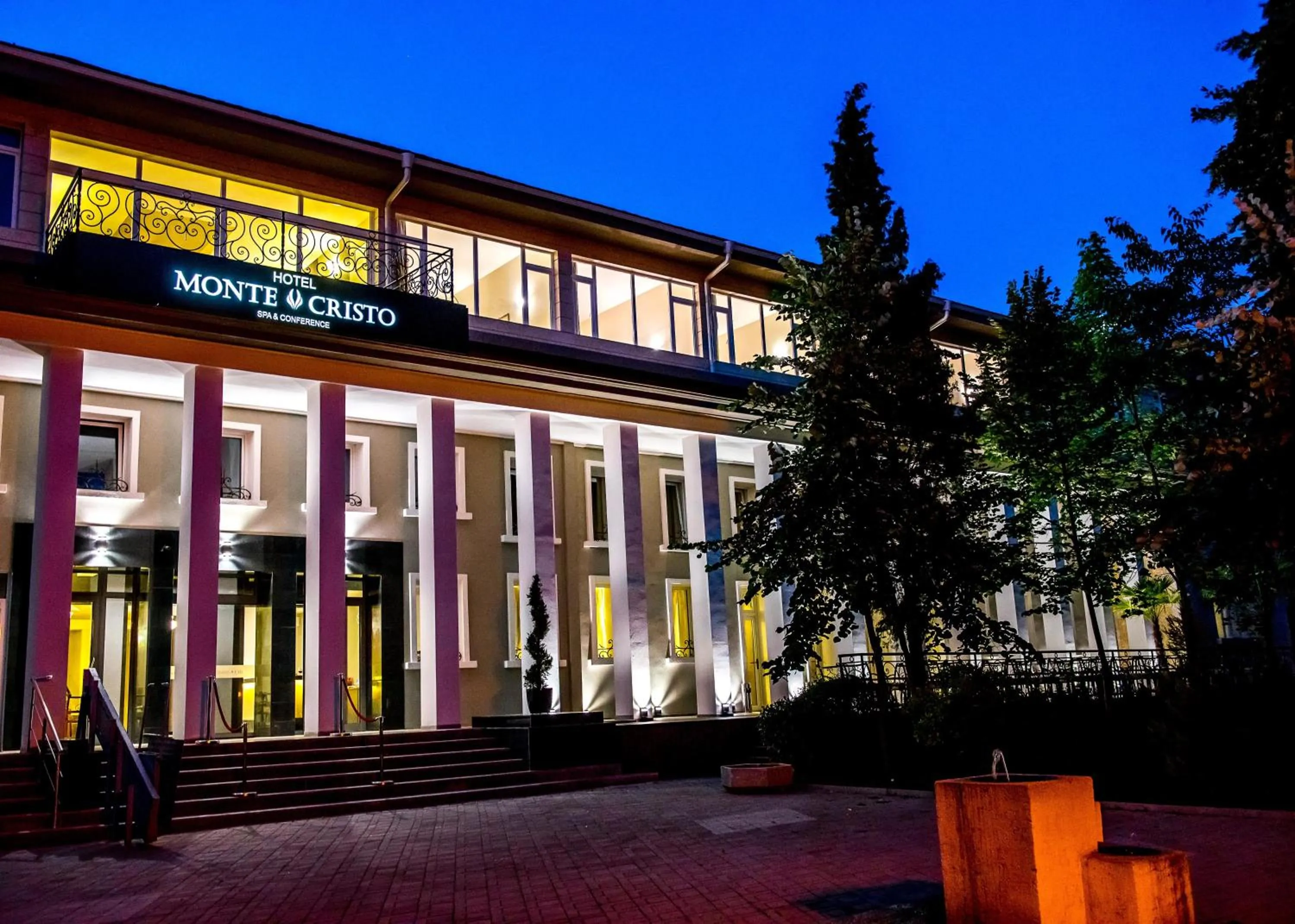 Facade/entrance in Hotel Monte Cristo