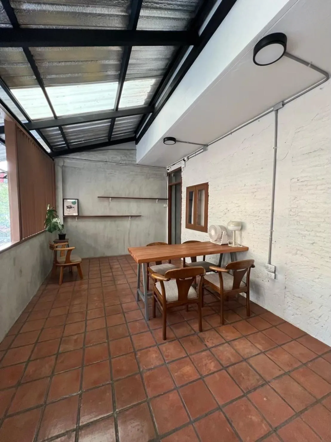 Seating area in Siam Breeze Inn by SPI