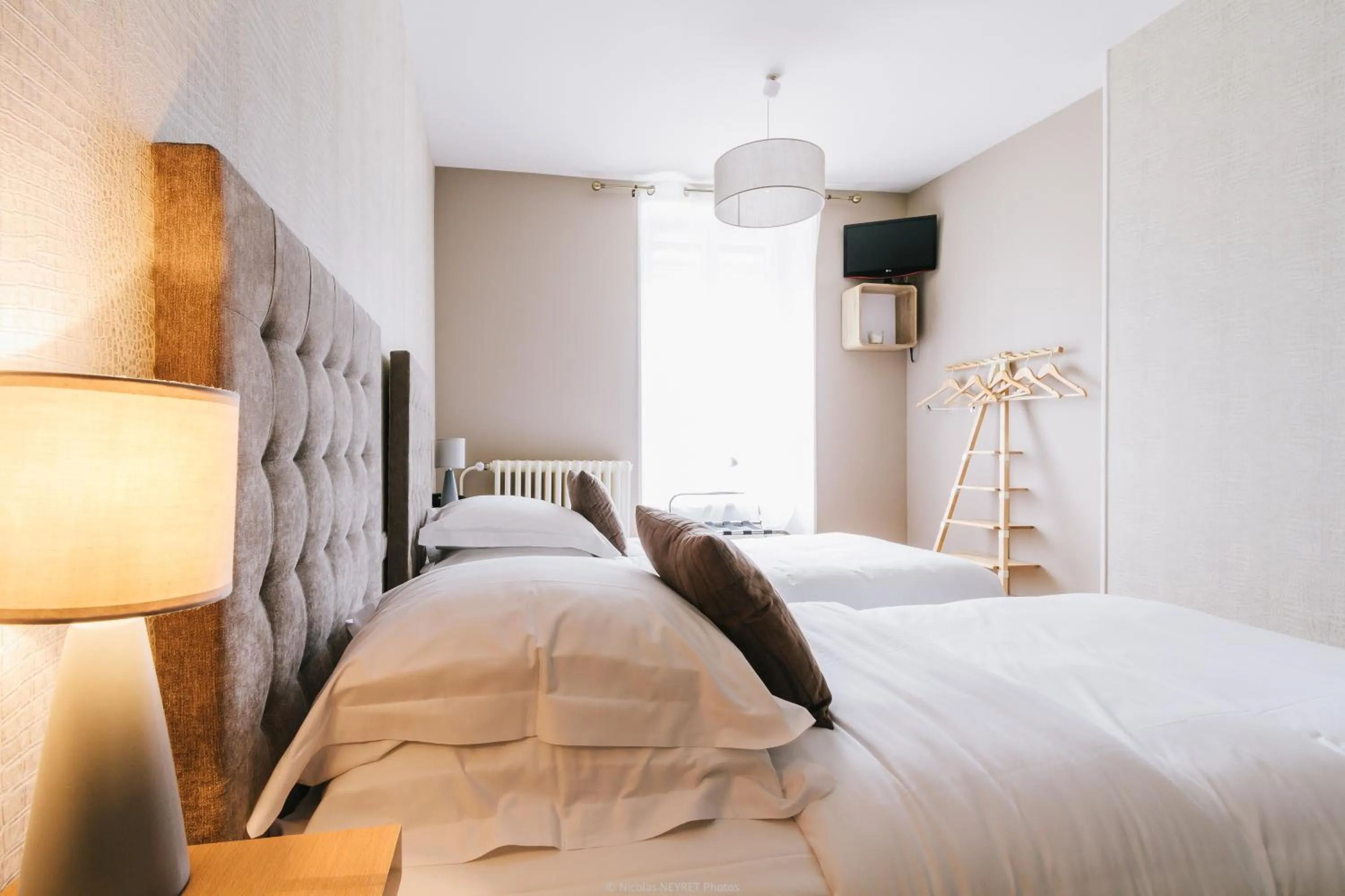 Property building, Bed in Hotel Le Central