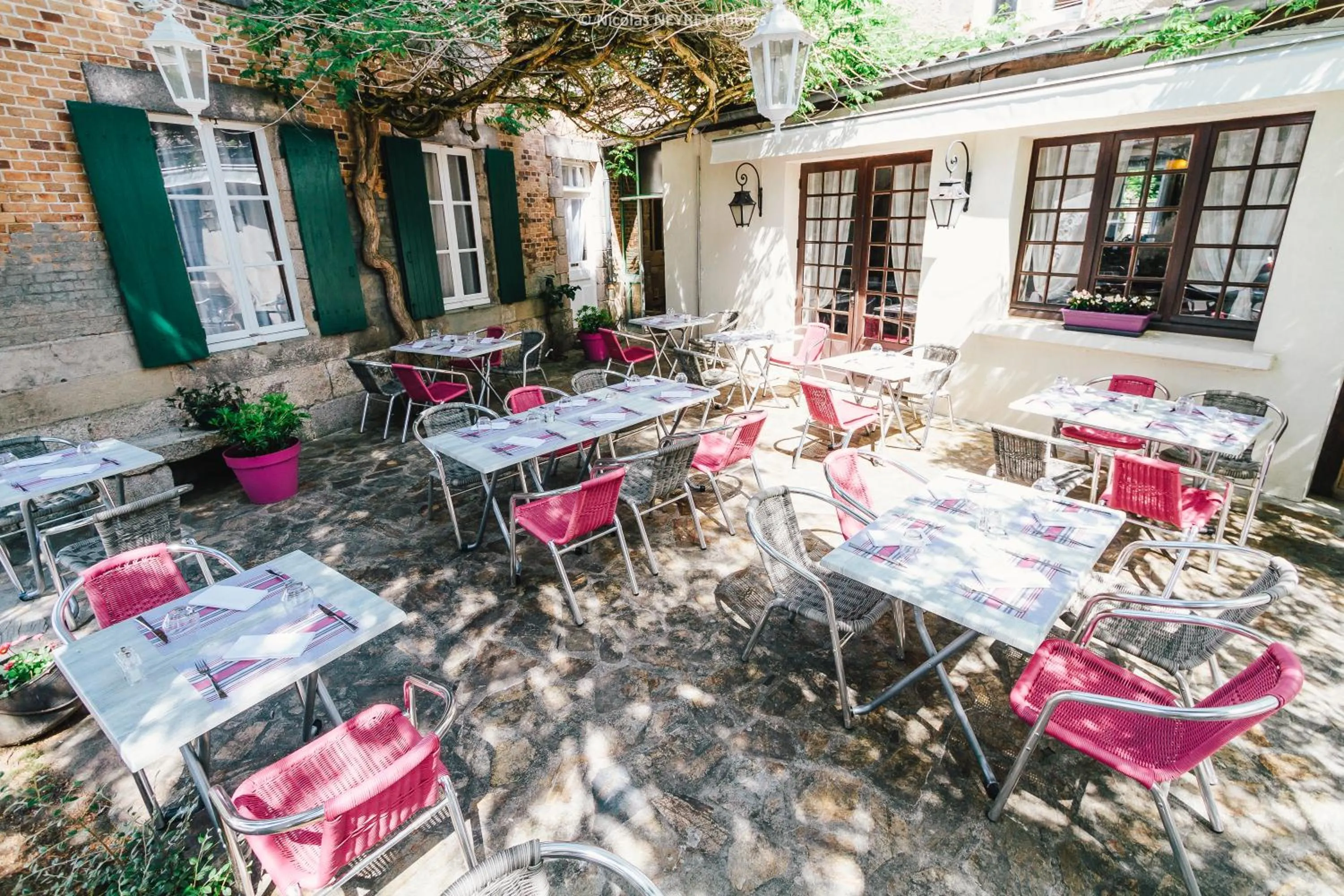 Property building in Hotel Le Central