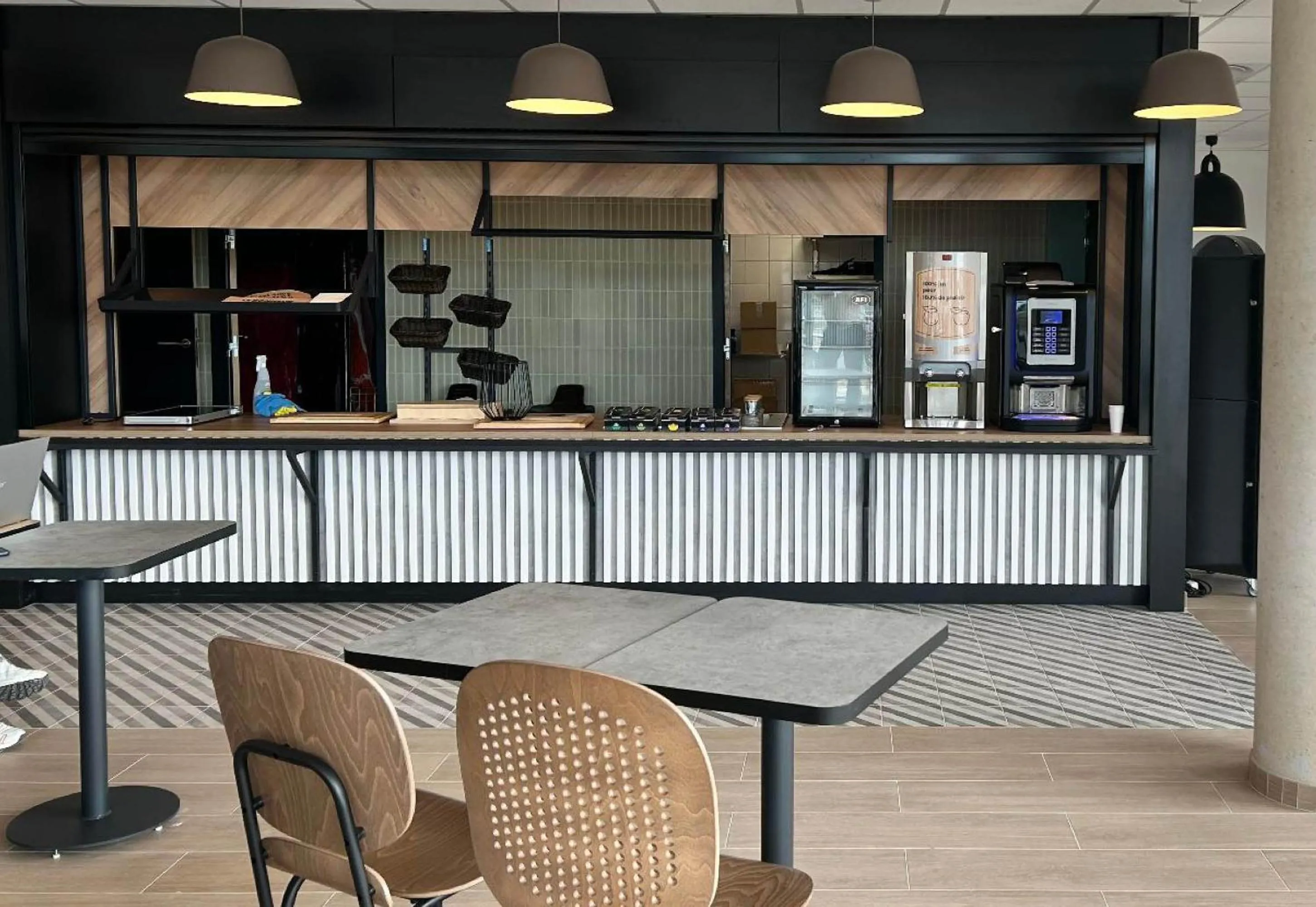 Restaurant/places to eat in B&B HOTEL Moulins Avermes