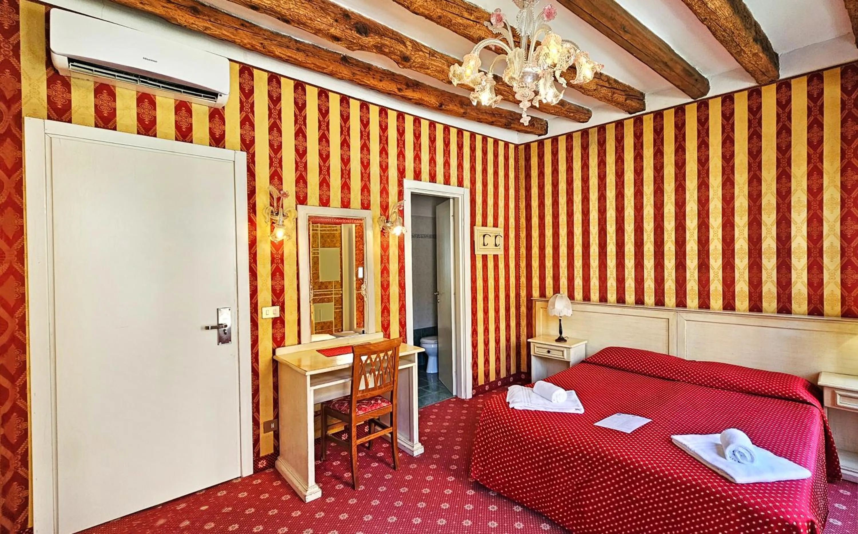 Photo of the whole room, Bed in Ca' Messner 5 Leoni