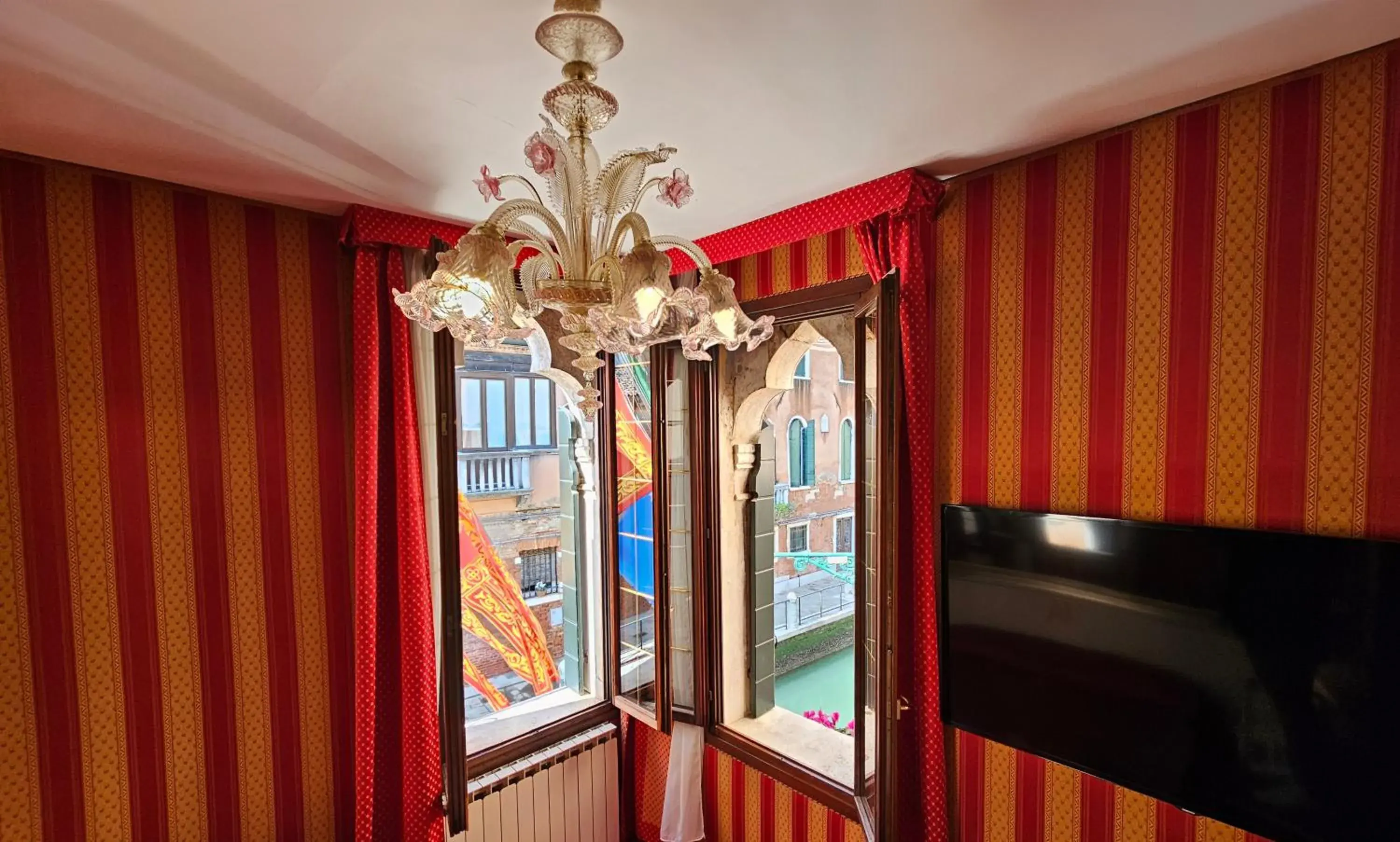 Superior Double or Twin Room with Canal View - single occupancy in Messner Palace Superior Double or Twin Room with Canal View - single occupancy in Messner Palace