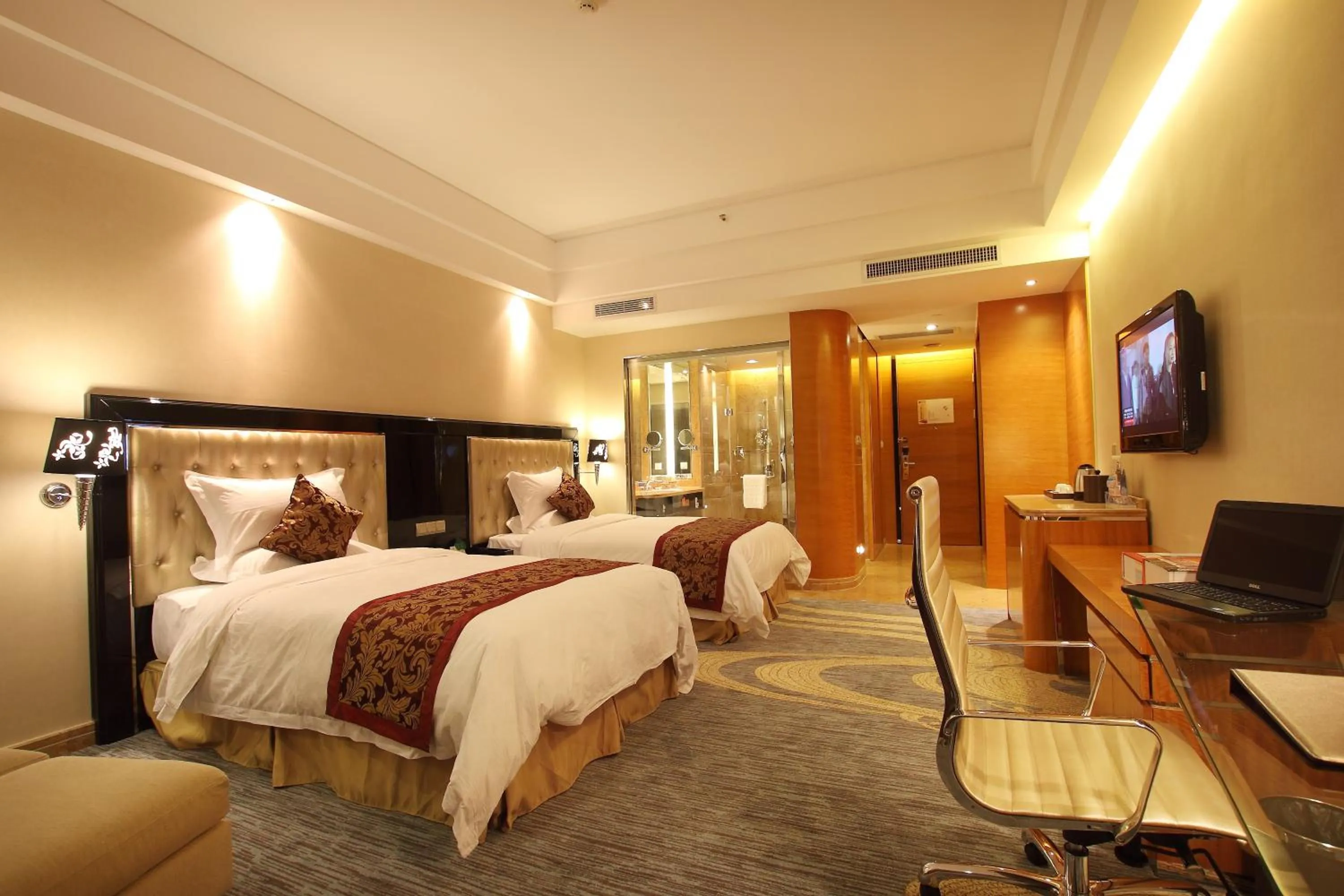 Photo of the whole room, Bed in Elong Me Hotel