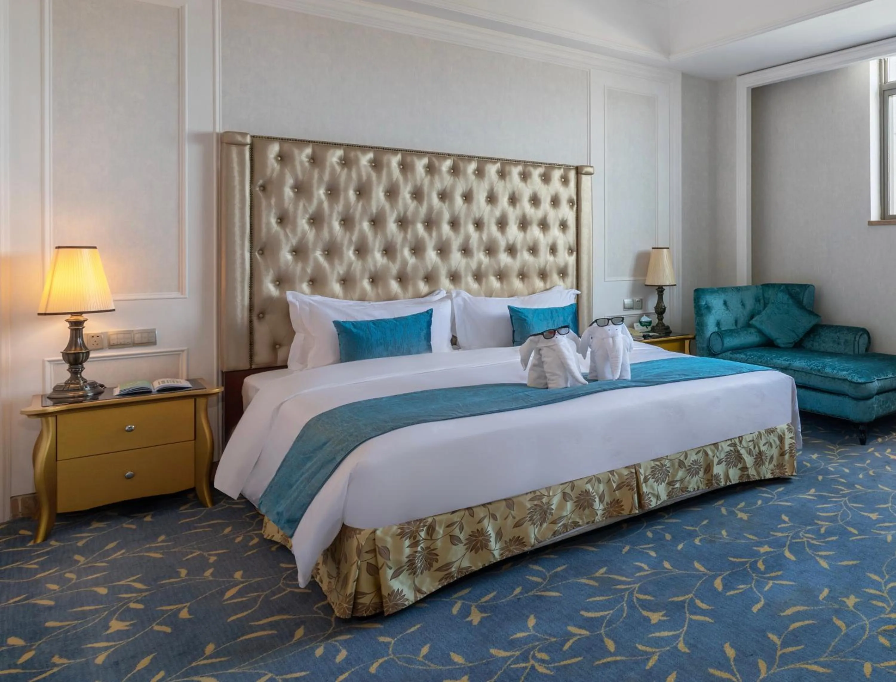 Bed in Elong Me Hotel