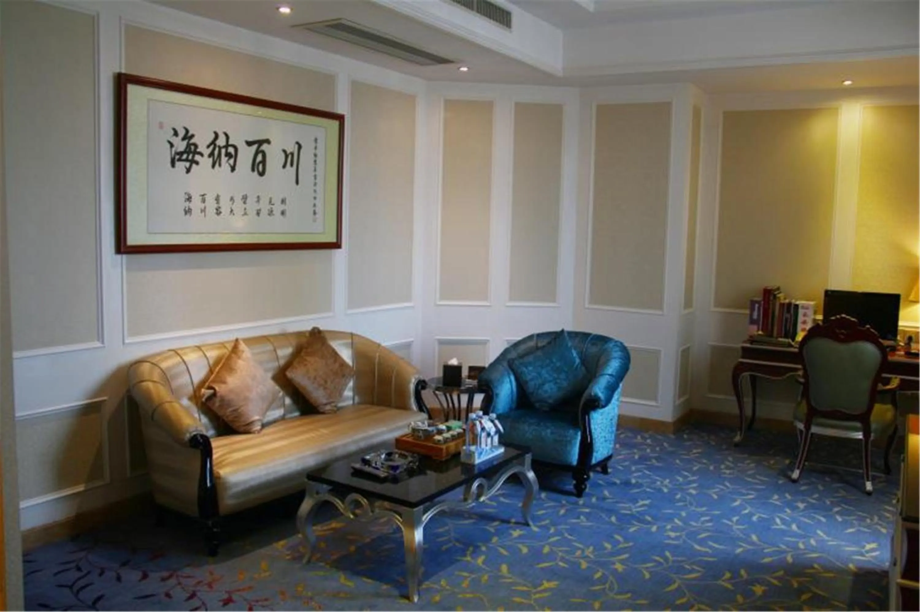 Living room in Elong Me Hotel