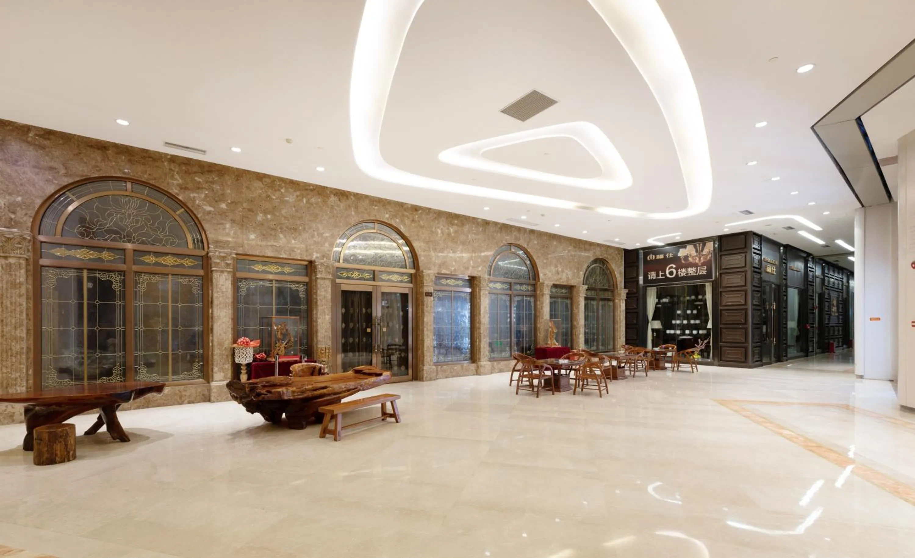 Communal lounge/ TV room in Elong Me Hotel