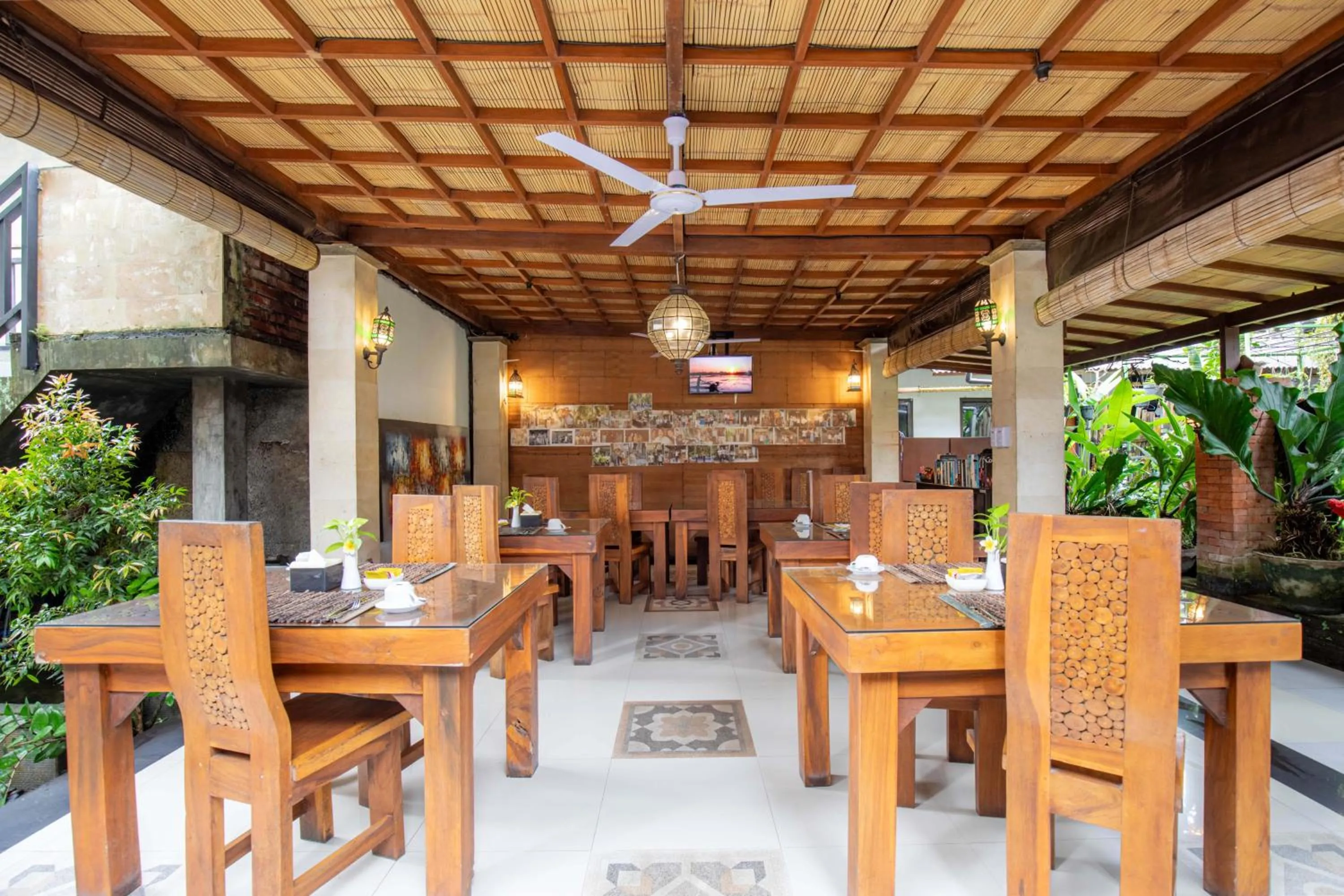 Restaurant/places to eat in Amoya Inn