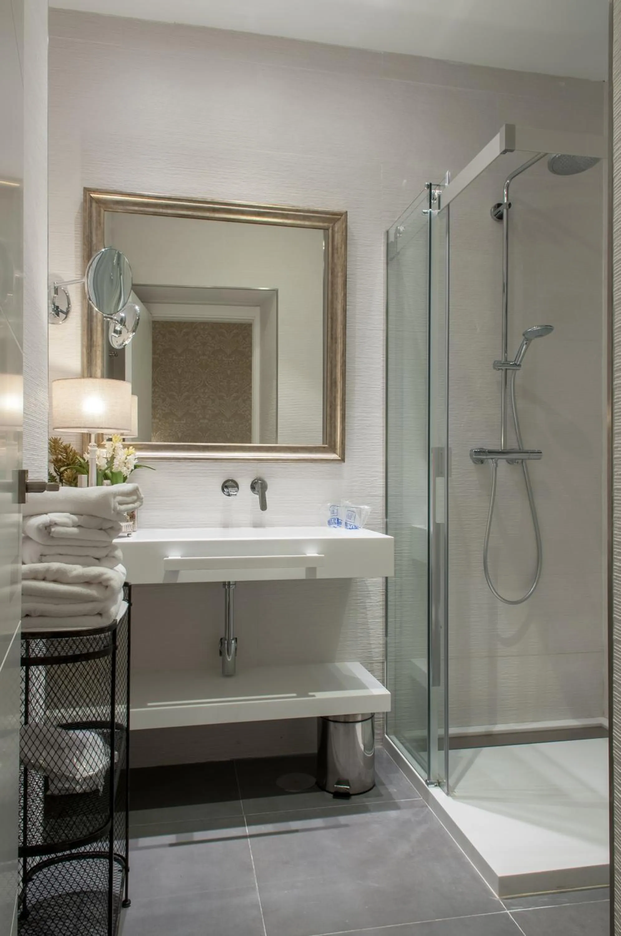 Shower in Suites Murillo Catedral