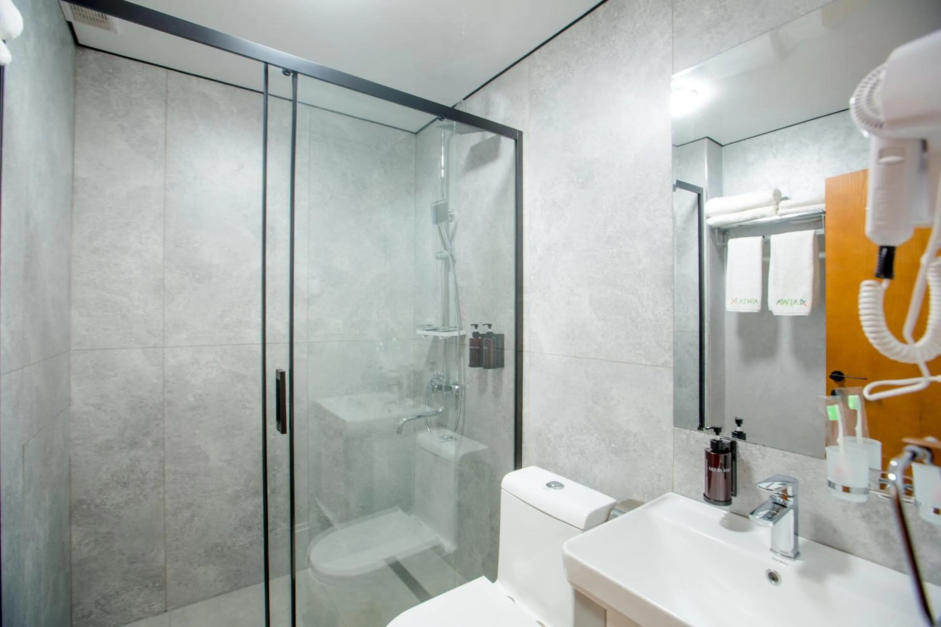 Shower in Ajwa Plaza Premium Hotel
