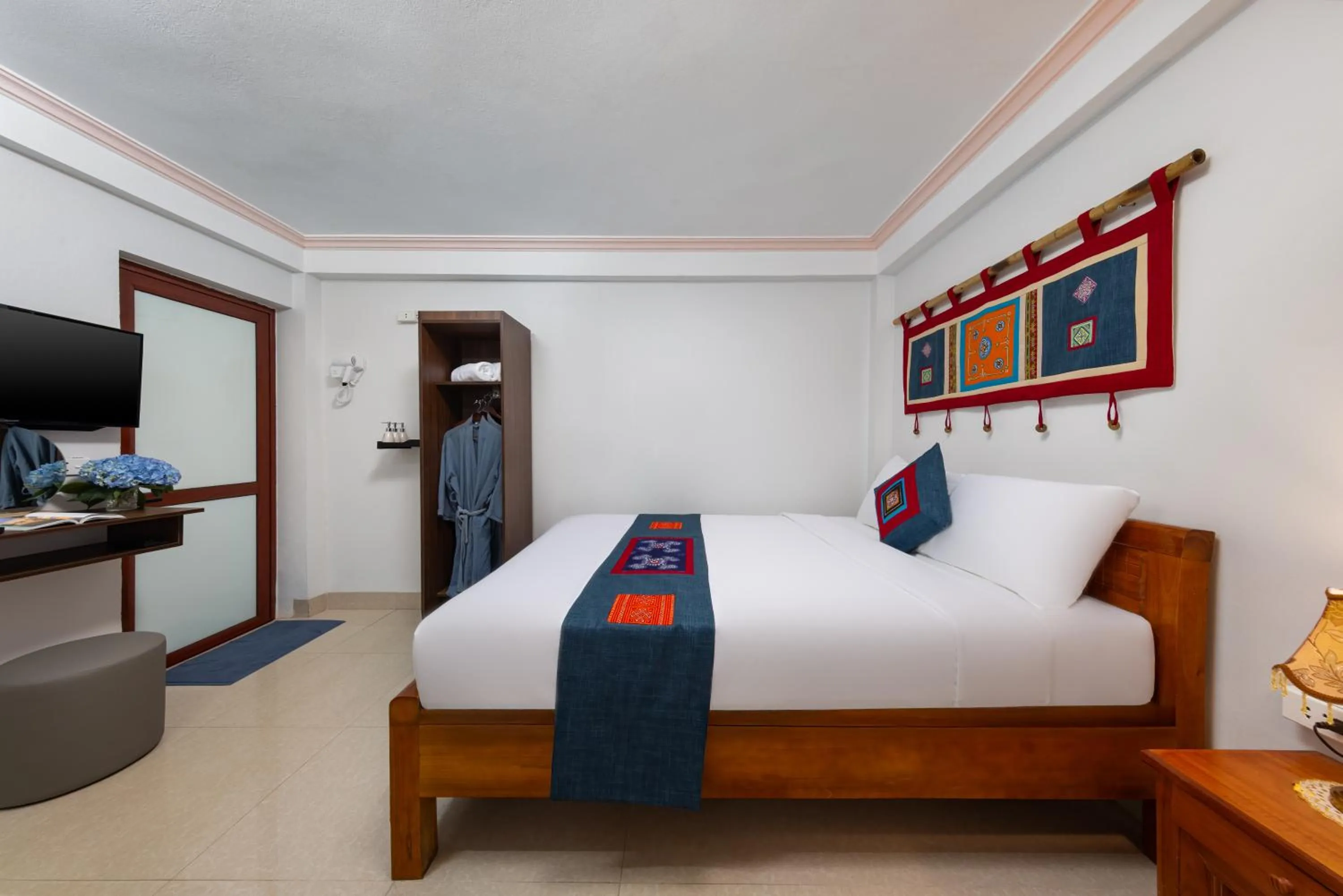 Communal lounge/ TV room, Bed in July House Central Sapa