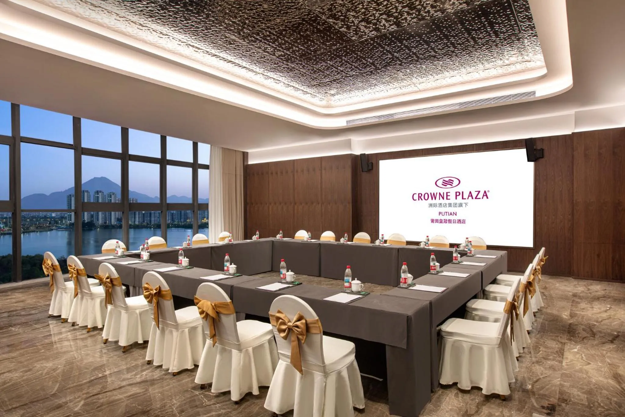 Meeting/conference room in Crowne Plaza Putian by IHG