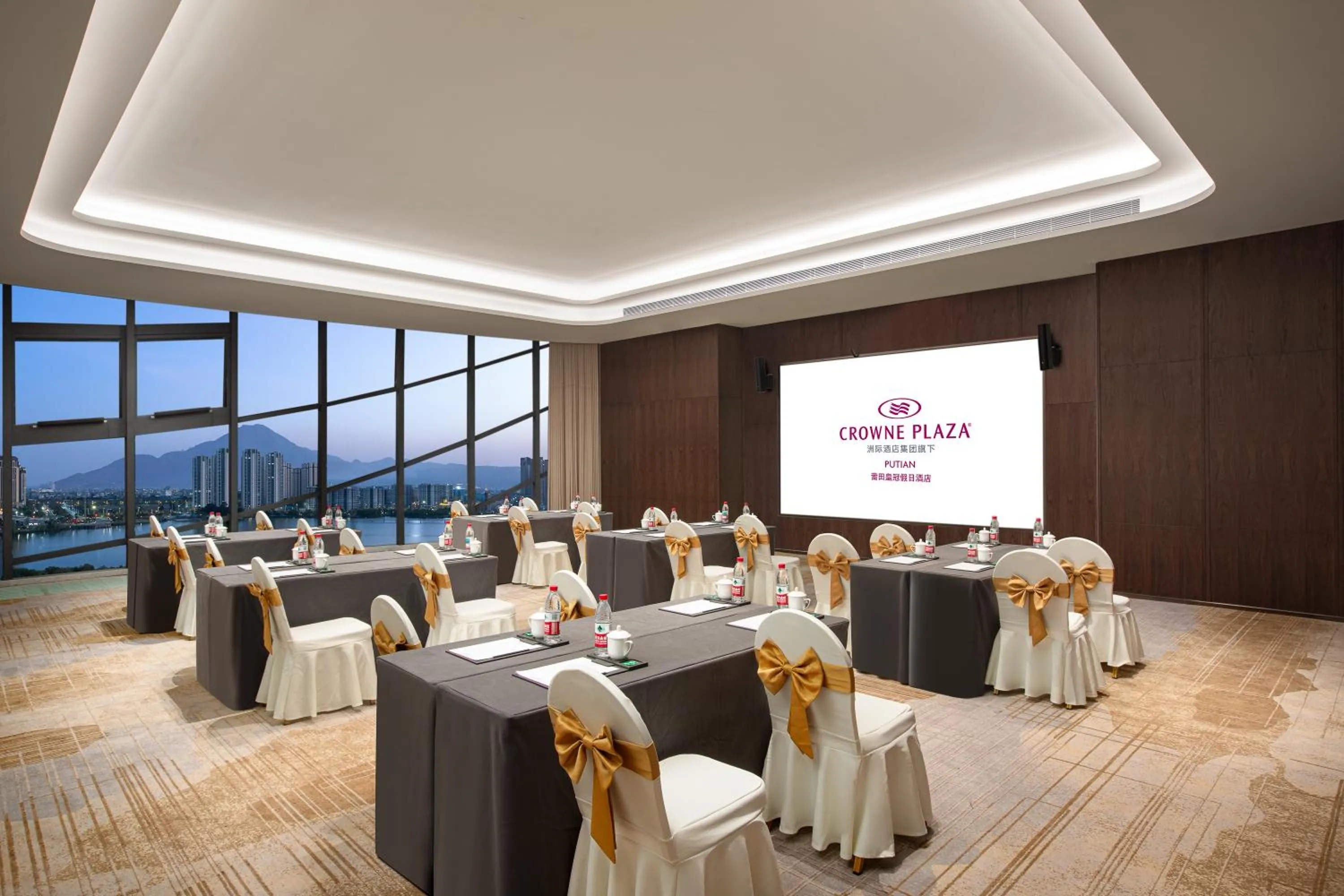 Meeting/conference room in Crowne Plaza Putian by IHG