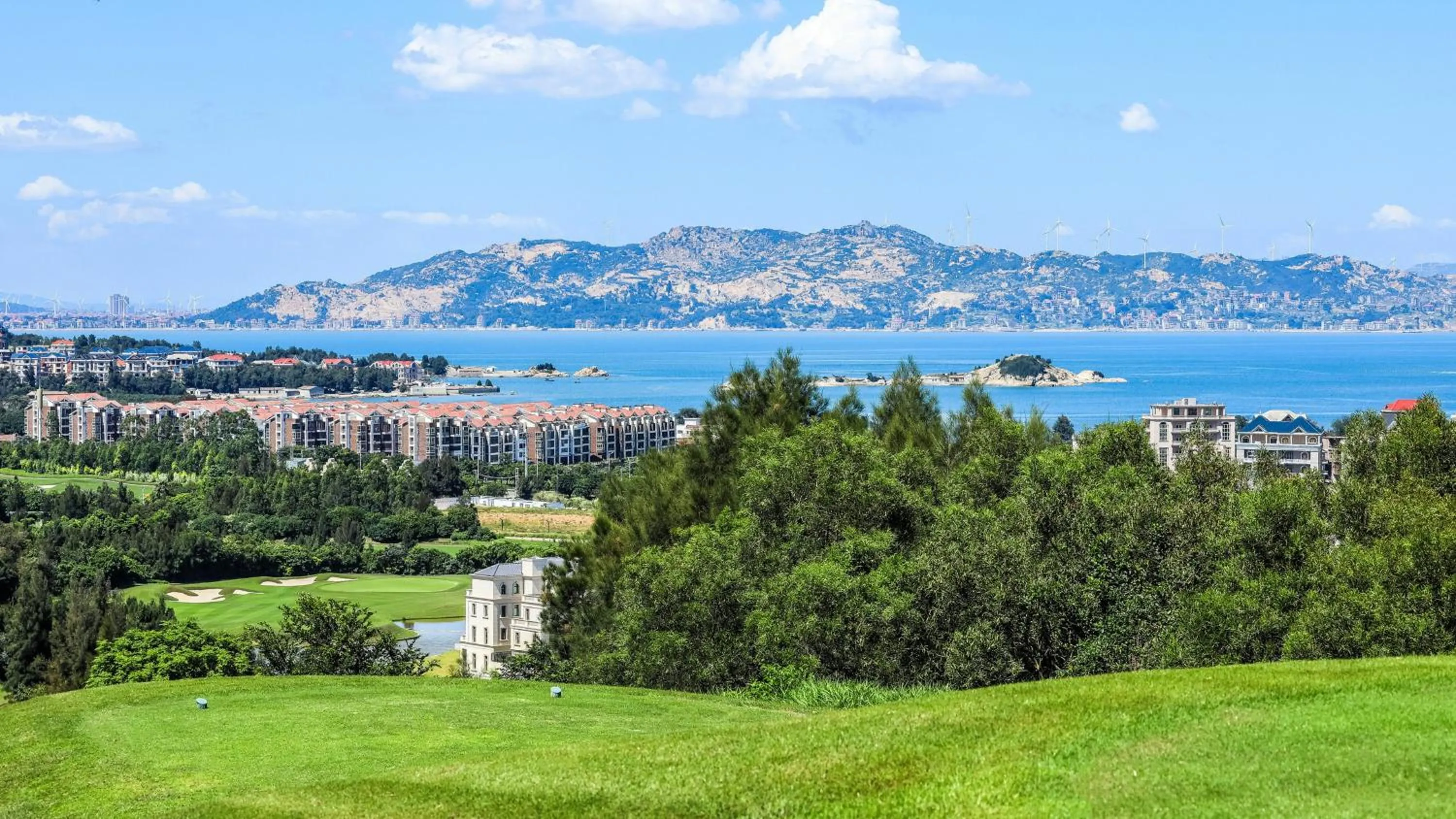 Golfcourse in Crowne Plaza Putian by IHG