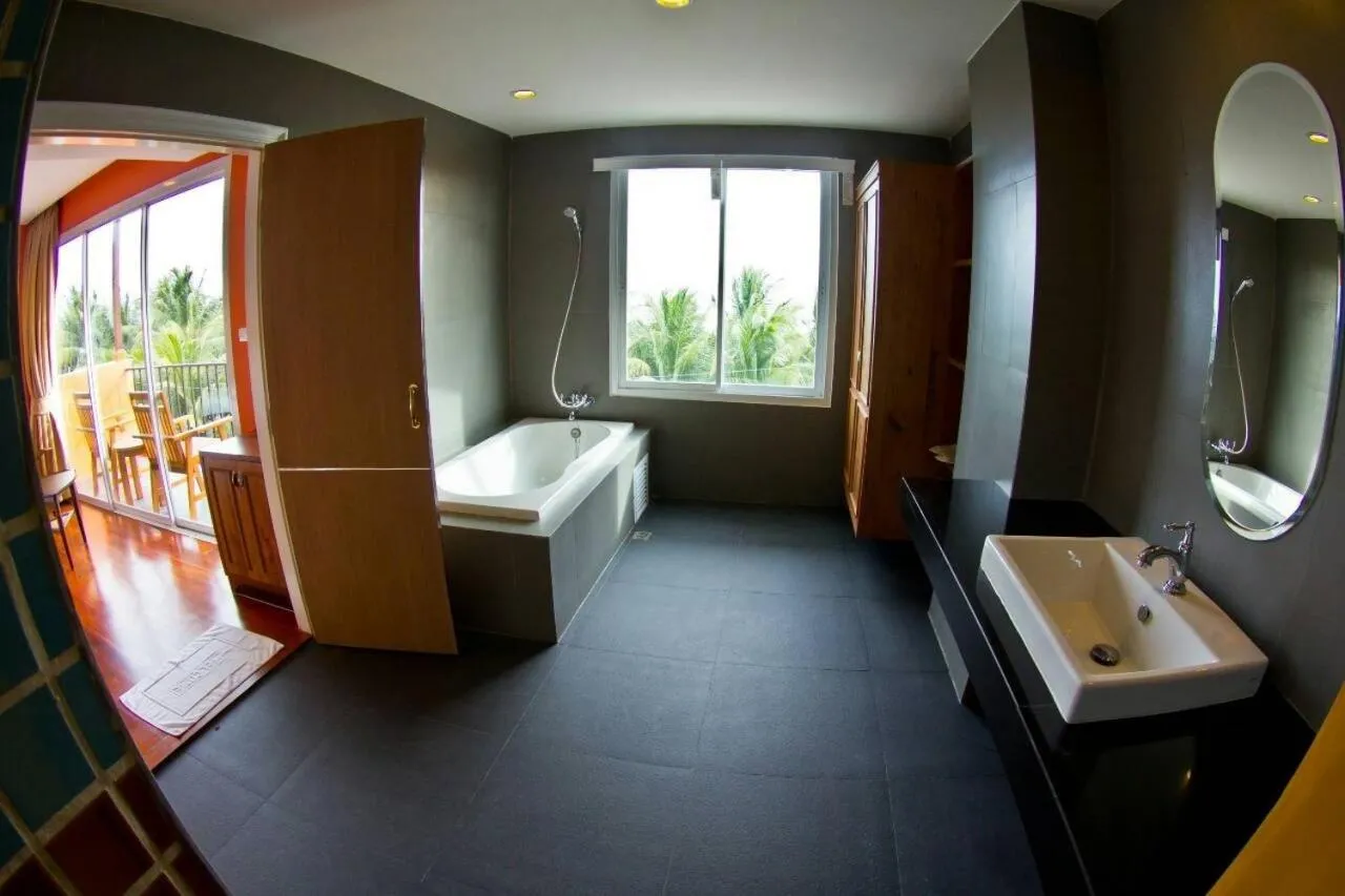 Bathroom, Bed in Coasta Bangsaen