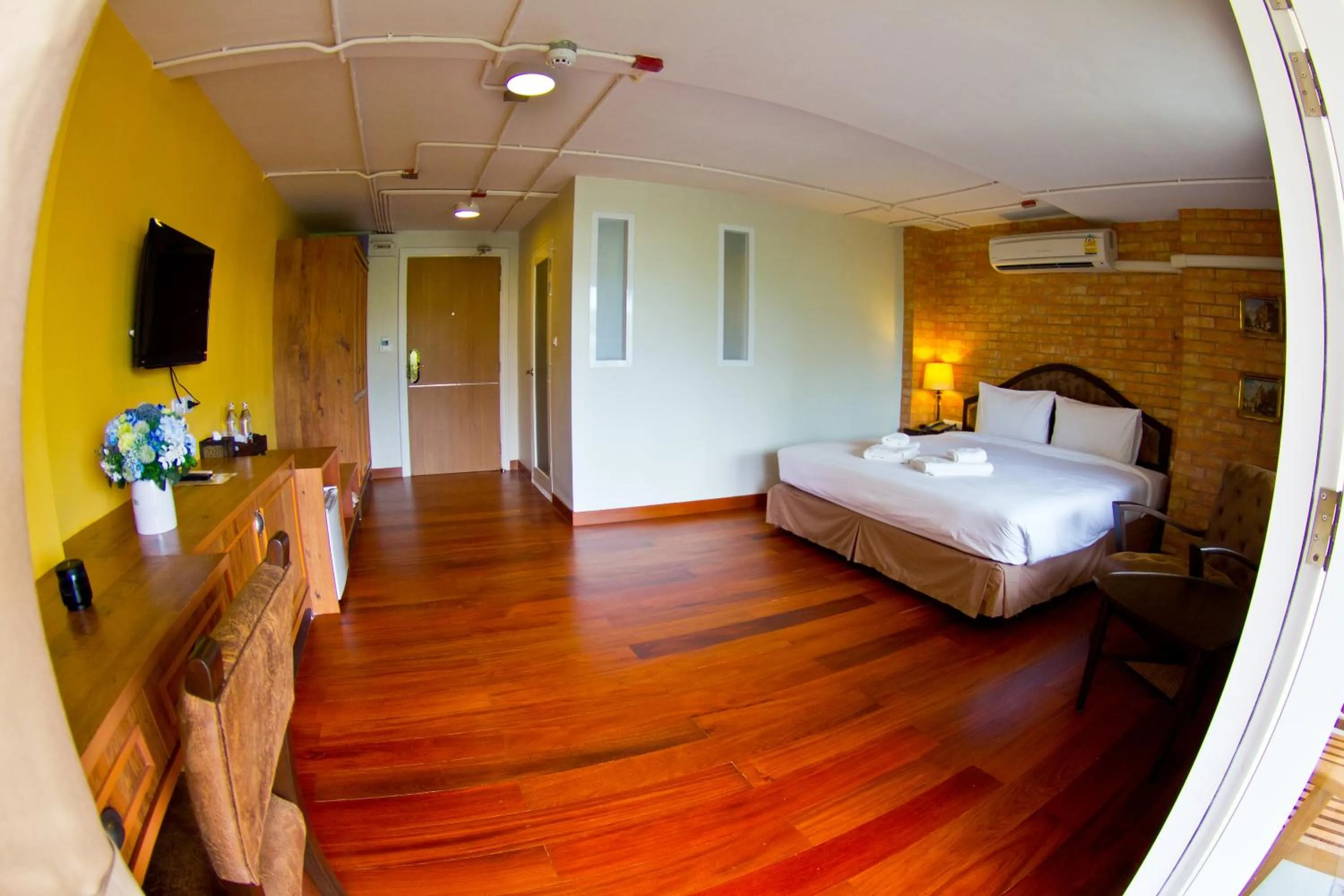 Photo of the whole room, Bed in Coasta Bangsaen