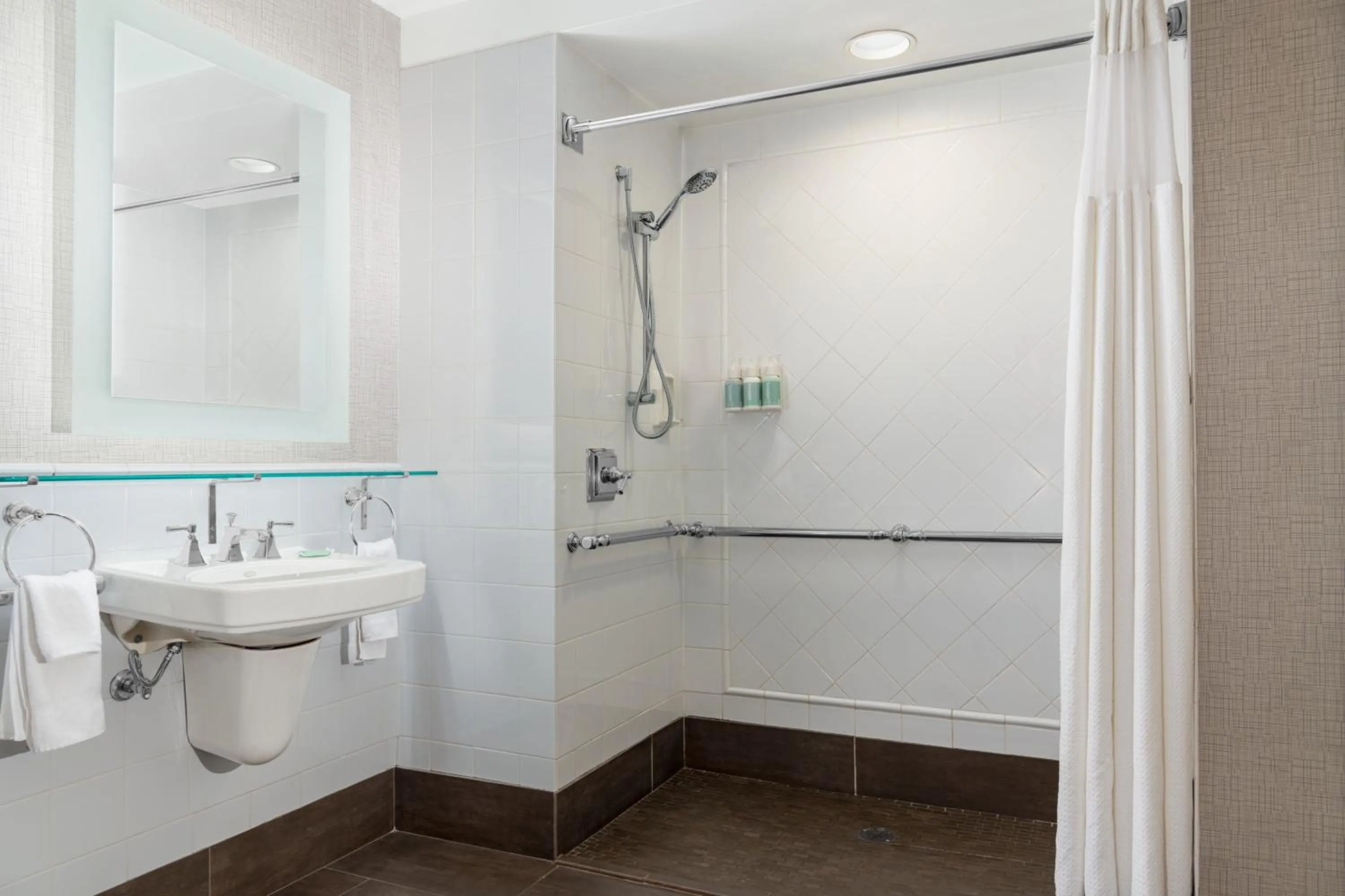 Bathroom in Courtyard St. Louis Downtown/Convention Center