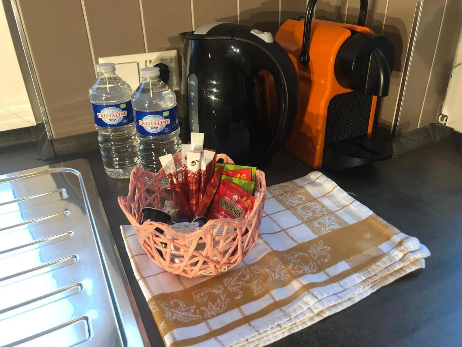 Coffee/tea facilities in Appart-Hotel Gwendy