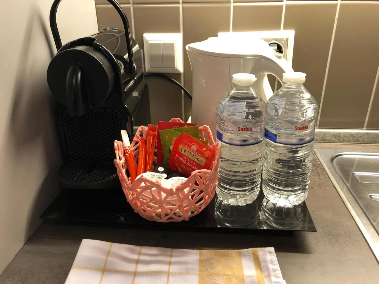 Coffee/tea facilities in Appart-Hotel Gwendy