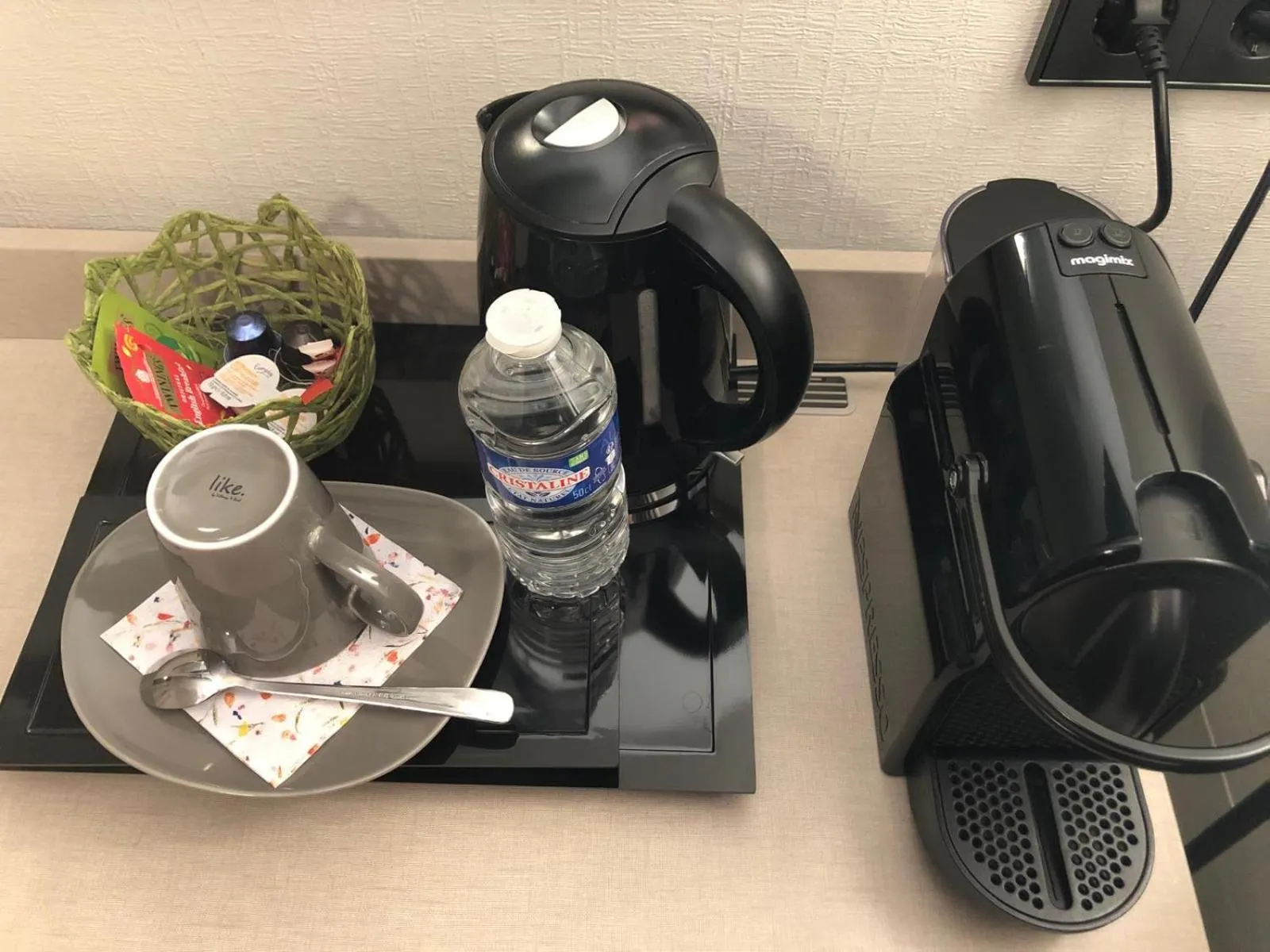 Coffee/tea facilities in Appart-Hotel Gwendy