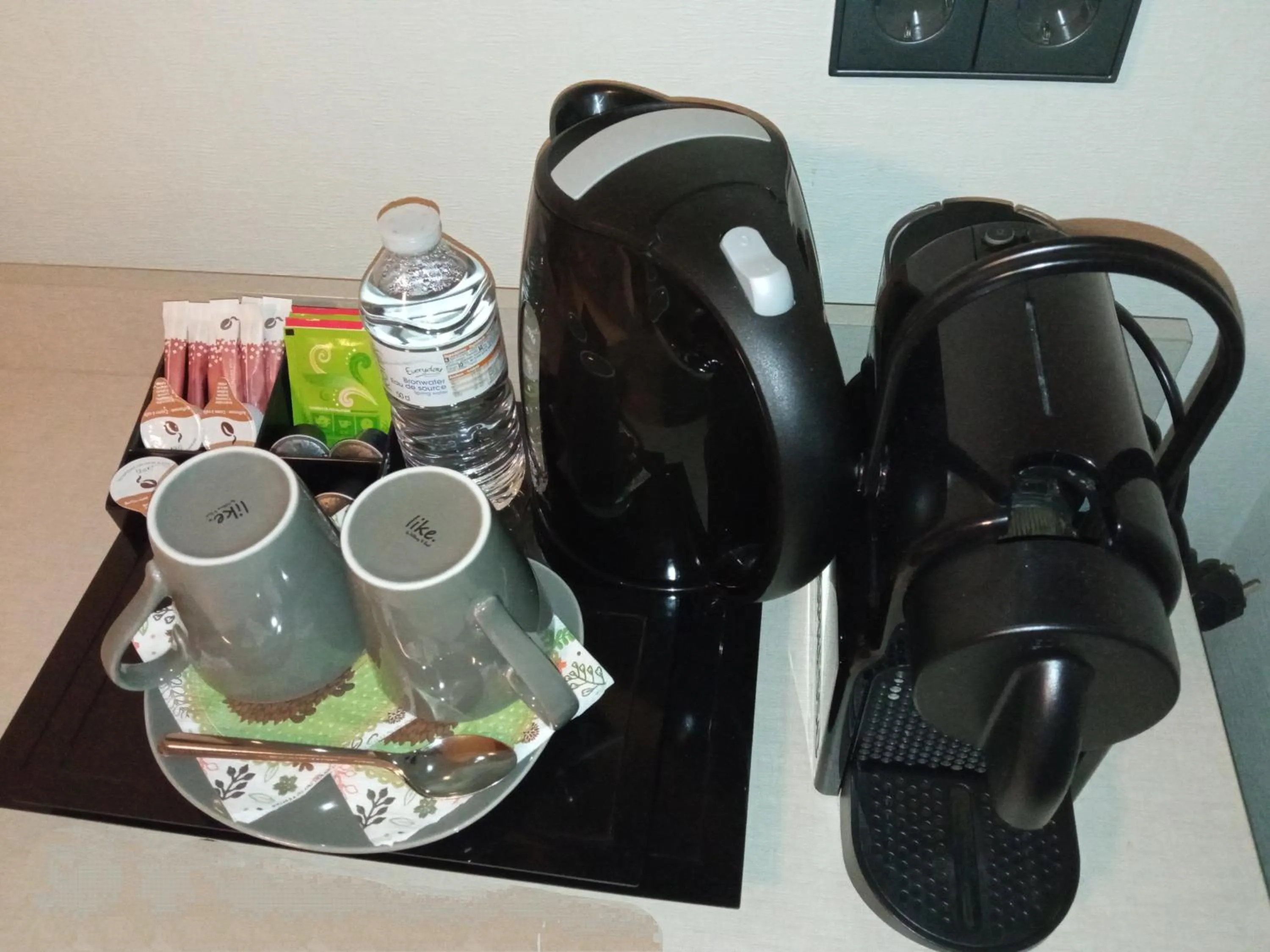 Coffee/tea facilities in Appart-Hotel Gwendy