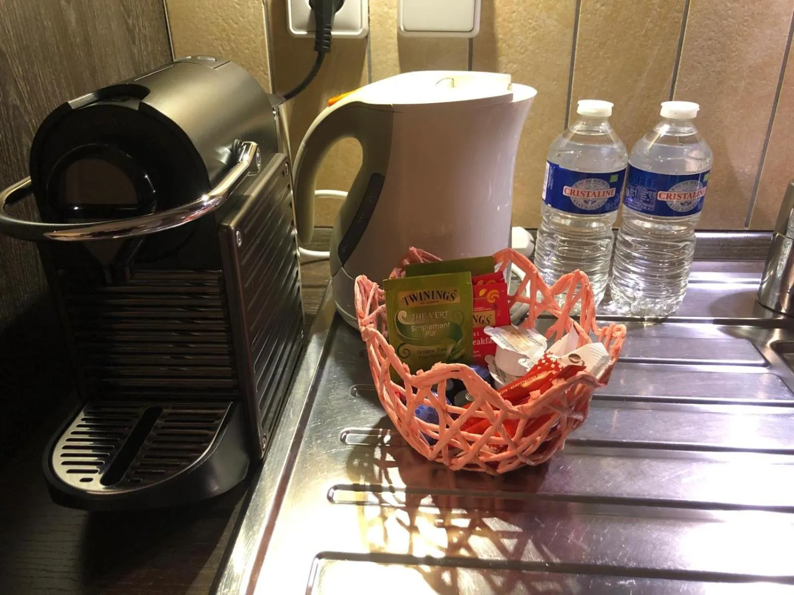 Coffee/tea facilities in Appart-Hotel Gwendy