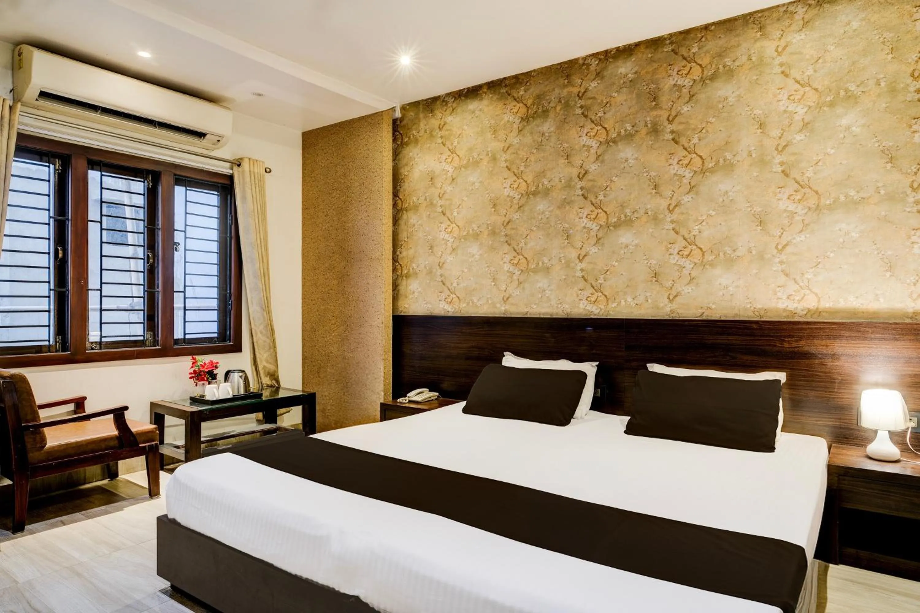 Bedroom, Bed in Super Townhouse Guwahati Railway Station Formerly Niharika Guest House