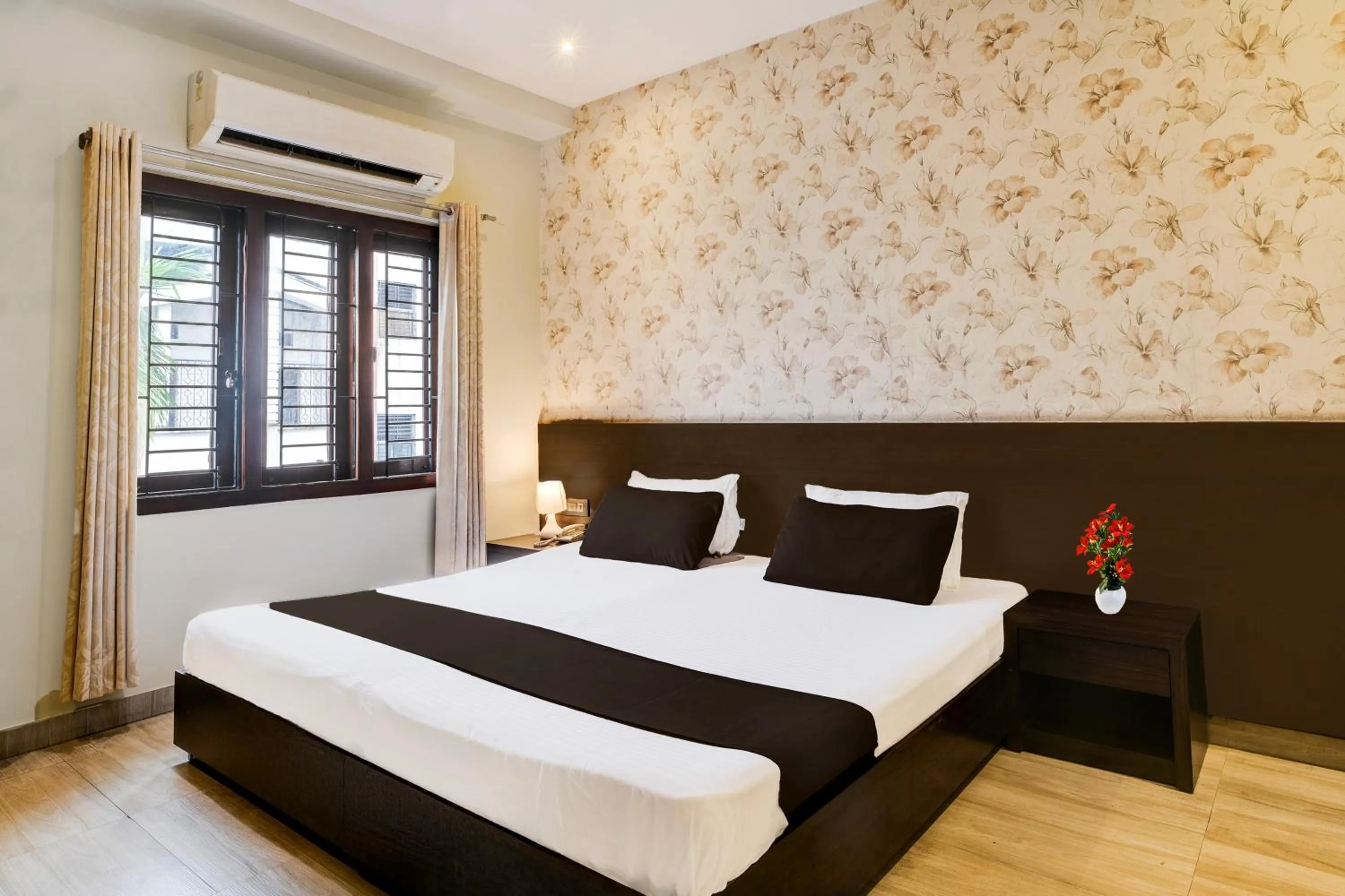 Bedroom, Bed in Super Townhouse Guwahati Railway Station Formerly Niharika Guest House