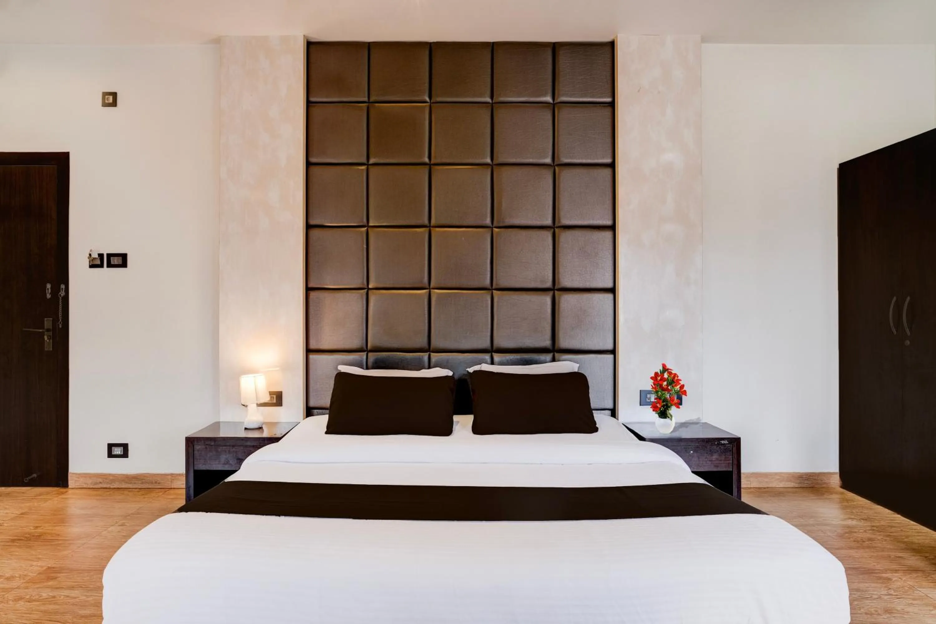 Bedroom, Bed in Super Townhouse Guwahati Railway Station Formerly Niharika Guest House