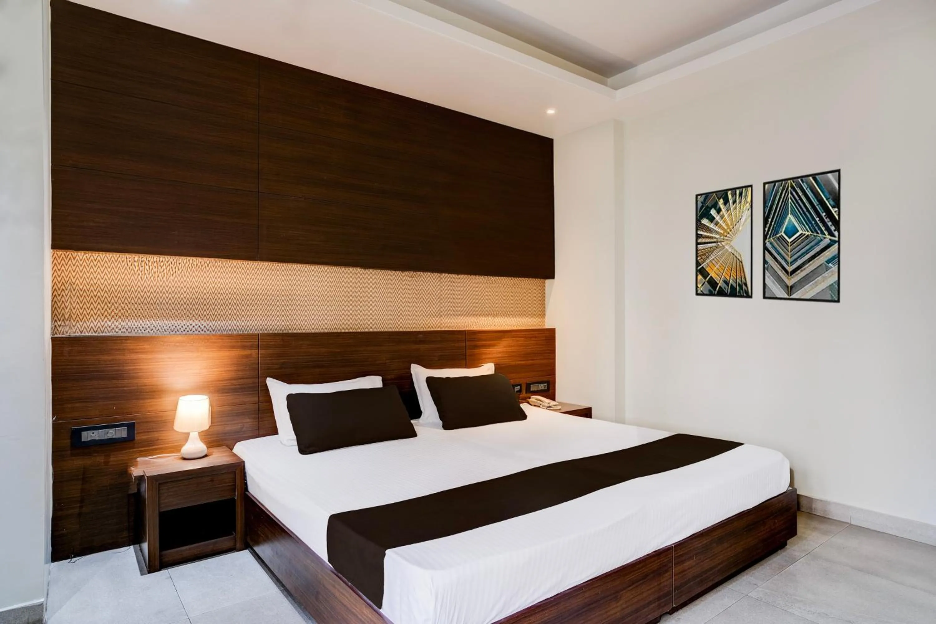 Bedroom, Bed in Super Townhouse Guwahati Railway Station Formerly Niharika Guest House