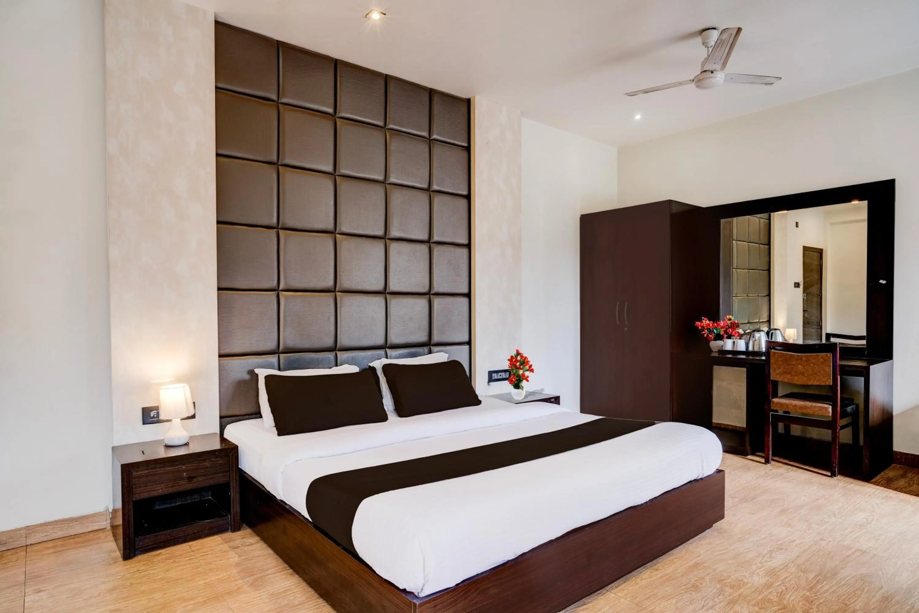 Bedroom, Bed in Super Townhouse Guwahati Railway Station Formerly Niharika Guest House