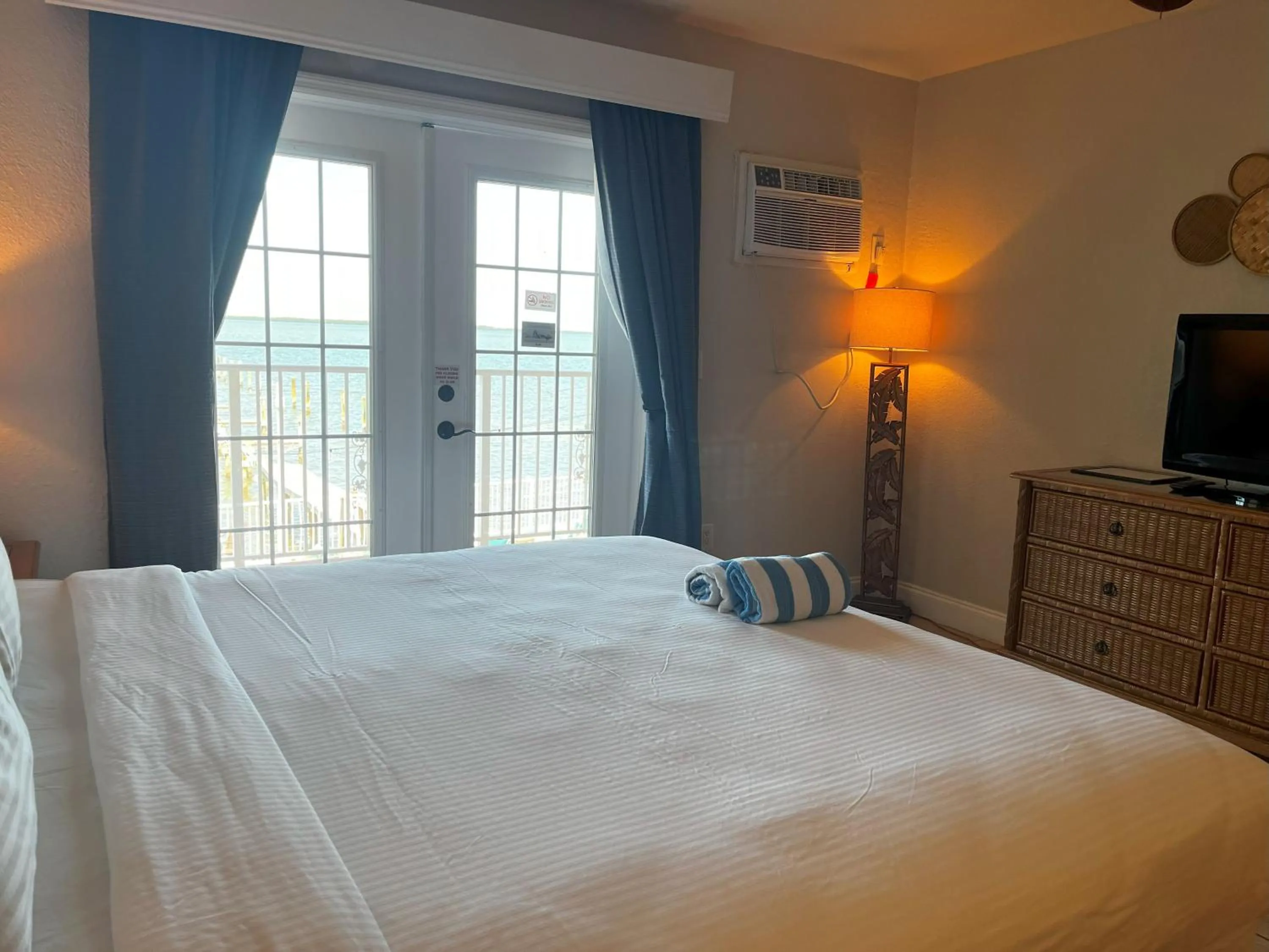 Bed in Beso Del Sol Resort