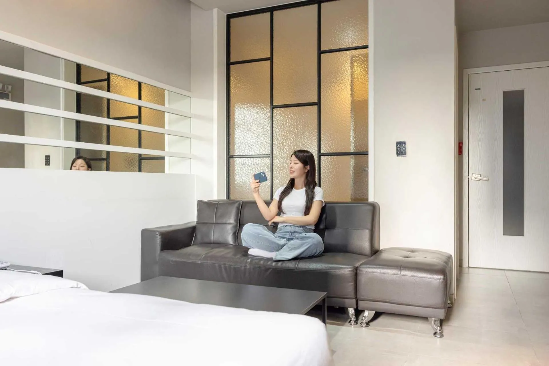 Seating area, Bed in Hotel Moon Cheonan ShinBuldang