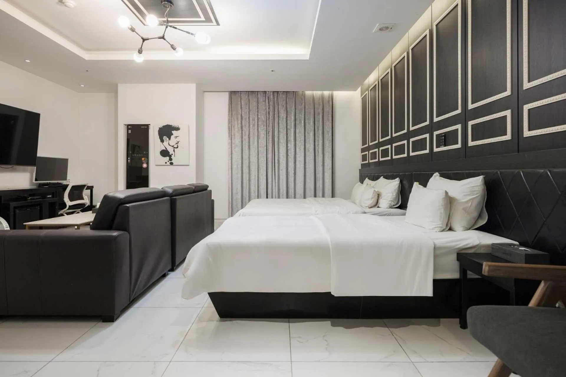 Living room, Bed in Hotel Moon Cheonan ShinBuldang