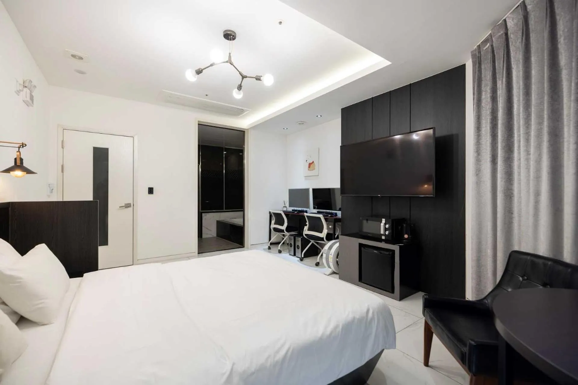 Living room, Bed in Hotel Moon Cheonan ShinBuldang