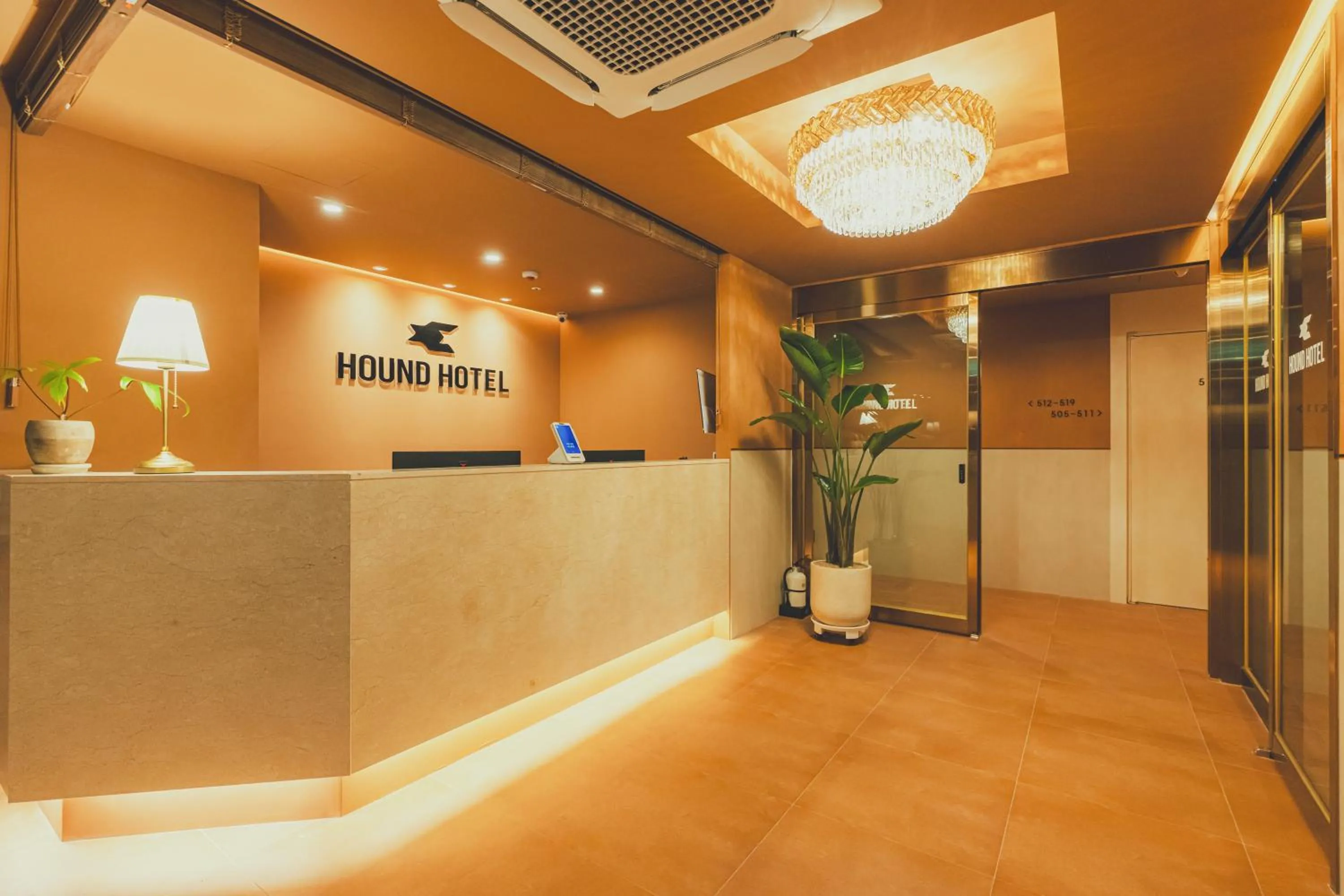 Lobby or reception in Cheonan Buldang Hound Hotel