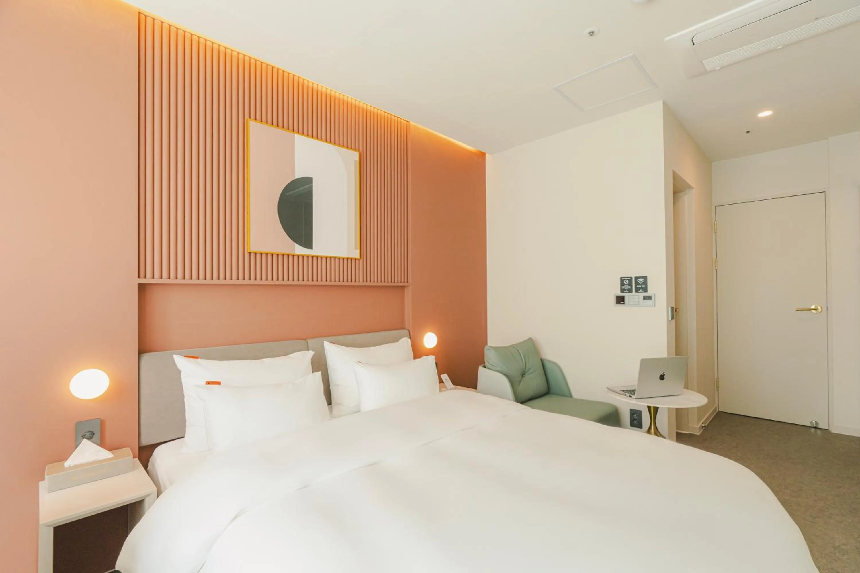 Bed in Cheonan Buldang Hound Hotel